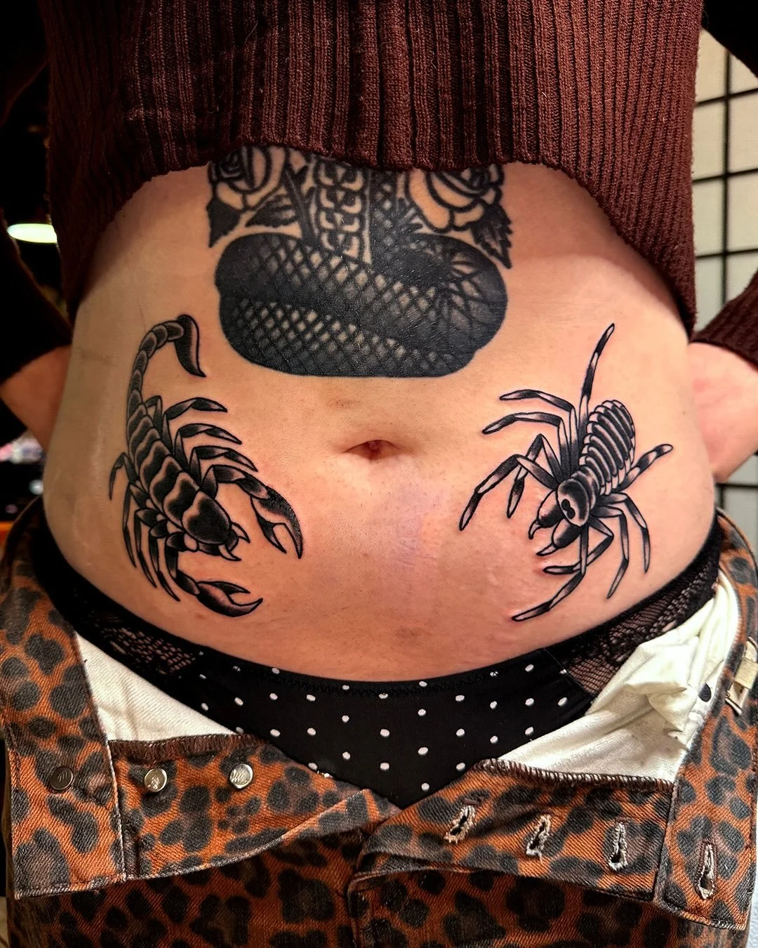 A scorpion and camel spider for a lovely human. Never tried drawing a camel spider before so it was a nice challenge. Love tattooing a belly piece and love how they frame the existing piece. Reach out if you&rsquo;d like a belly piece! Hecho con much