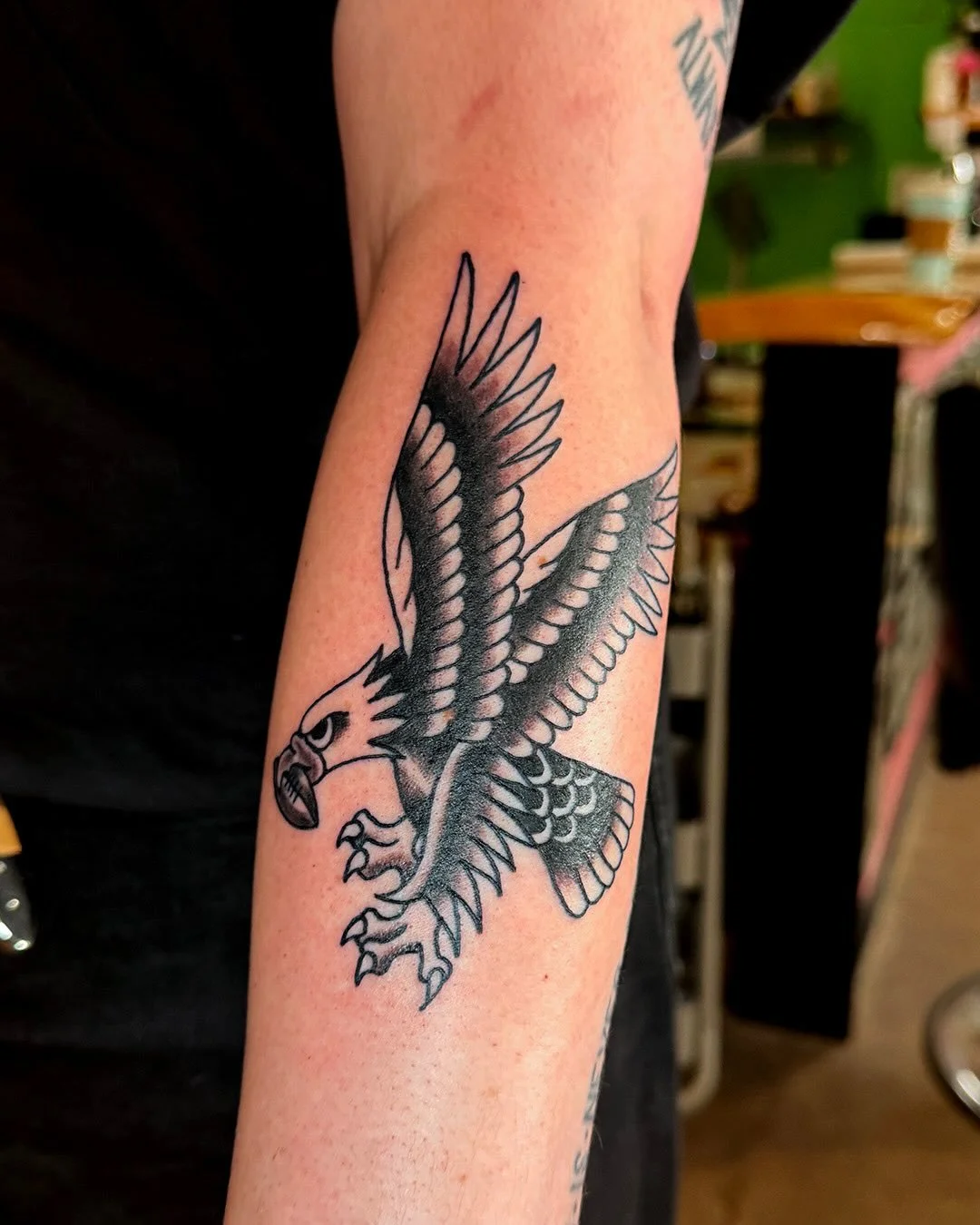 GO BIRDS. An eagles piece from my flash. Haven&rsquo;t done many eagles so I&rsquo;m soooo grateful to be able to do this one. Please reach out for more eagles related pieces. Hecho con mucho amor en @luckyrosedenver Love Ya&rsquo;ll