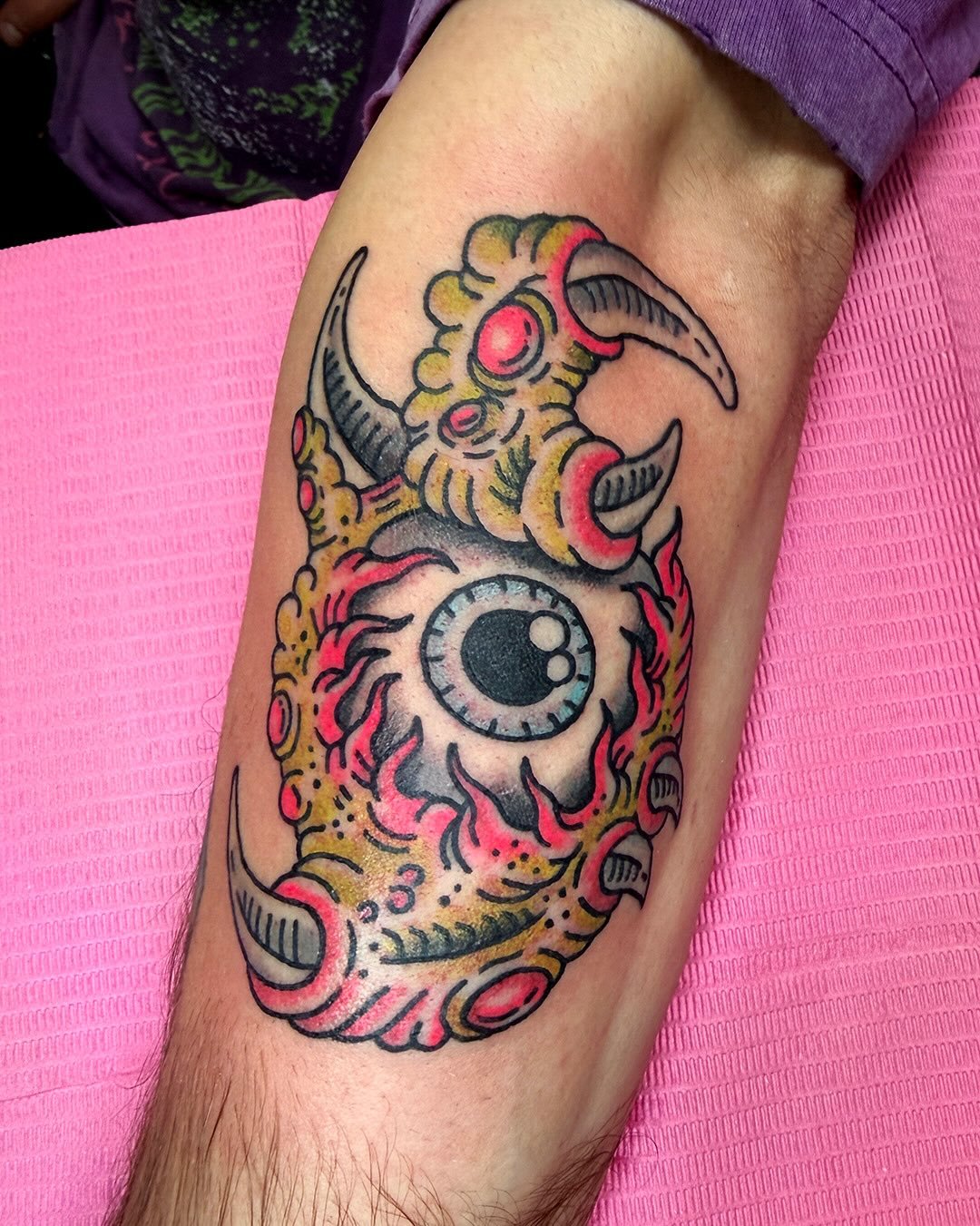 Eyeball tattoo I got to do! I would love to do more of these. I can even fit them into weird gaps if you have a space that needs to be filled. I love these little guys. I know they&rsquo;re weird but they&rsquo;re so fun to come up with. Let me tatto