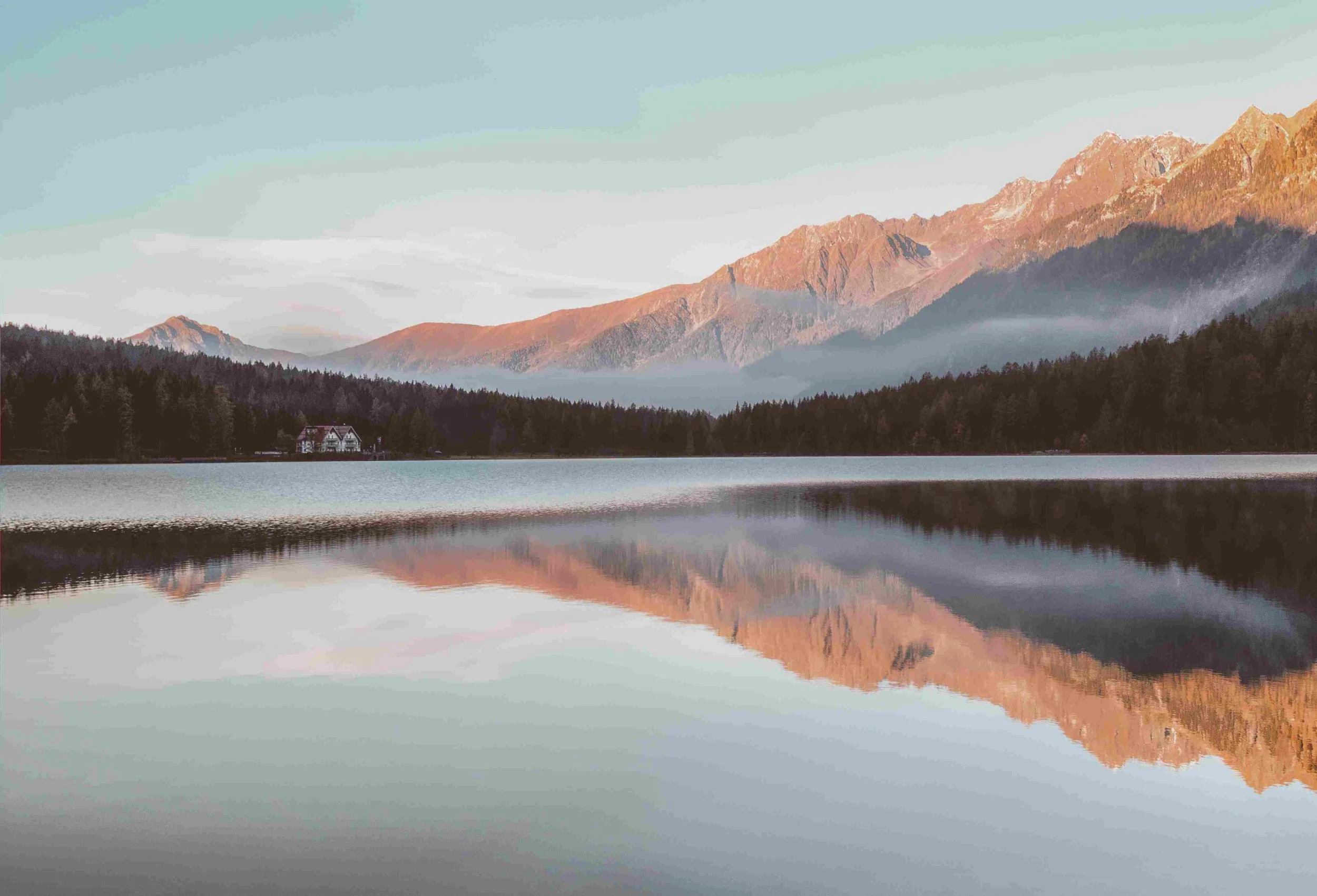 Berge, gespiegelt in einem See - ruhige, weite Atmosphäre