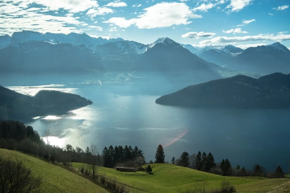 Freundliche Berglandschaft mit See und grünen Wiesen