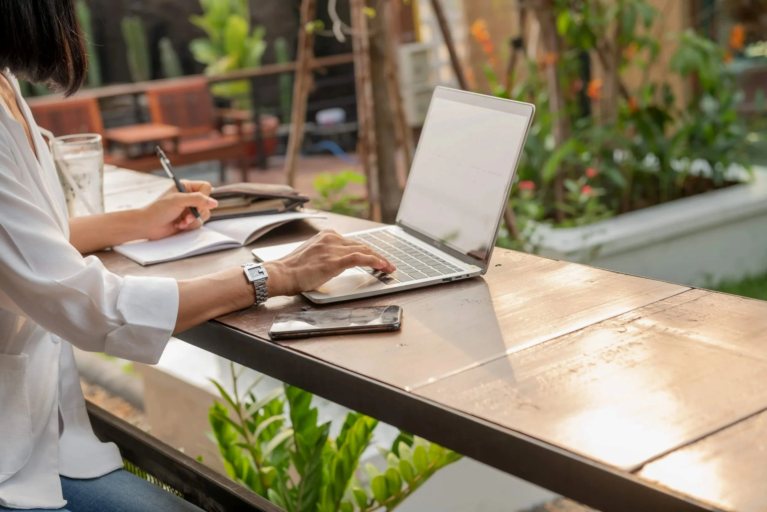 Frau im Garten mit Laptop_Recherche.jpg