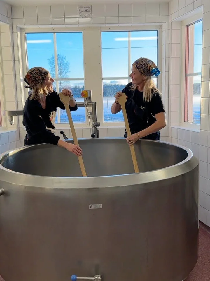 S&aring; var det dags. Det 12:e och sista stoppet p&aring; Den Stora Matresan ✨

Vi landar i vackra Sm&aring;&aring;kran, hos Osterian af Jemtland @osterianafjemtland d&auml;r Ingela producerar n&auml;rmare tre ton ost per &aring;r - med hj&auml;rta,