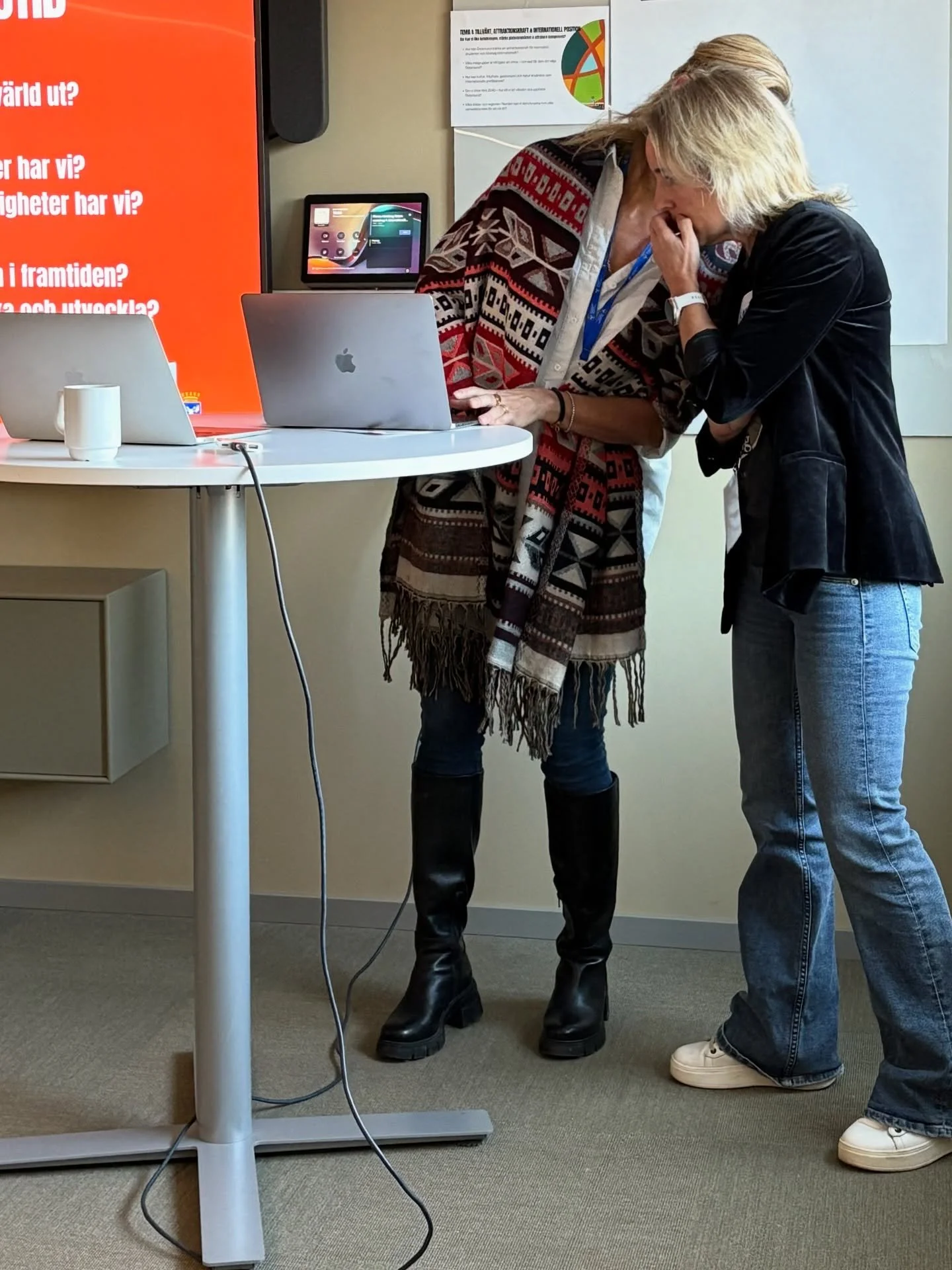 H&auml;r st&aring;r vi och viskar ihop oss:) 

Bakom kulisserna p&aring; ett av v&aring;ra favoritmoment: den d&auml;r lilla konspirationen innan allt drar ig&aring;ng 😏✨
Teamwork, timing och ett st&auml;nk av telepati! 

#futurefridays #peoplepassi