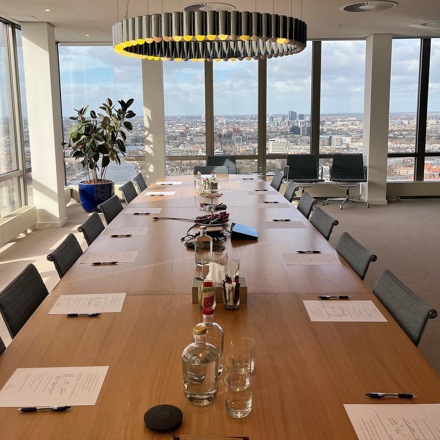 Afgelopen week mochten wij bij advocaten kantoor HOYNG ROKH MONEGIER twee keer de workshop Master Your Stress verzorgen. En wauw, op wat voor plek! Dit was het uitzicht, we keken over heel Amsterdam! 

Master Your Stress is een workshop die letterlij