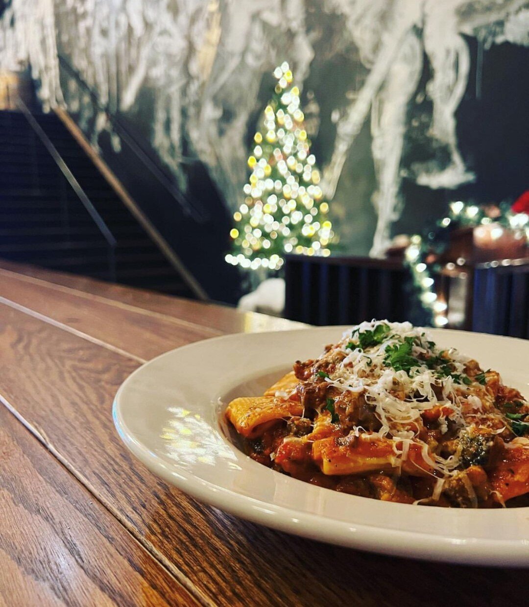 Authentic classics. That&rsquo;s Winter in Canandaigua. 
.
Enjoy a warm and inviting atmosphere, small plates and craft cocktails inspired by international food. @viveferona is Canandaigua&rsquo;s home of handcrafted Spanish tapas and family plates. 