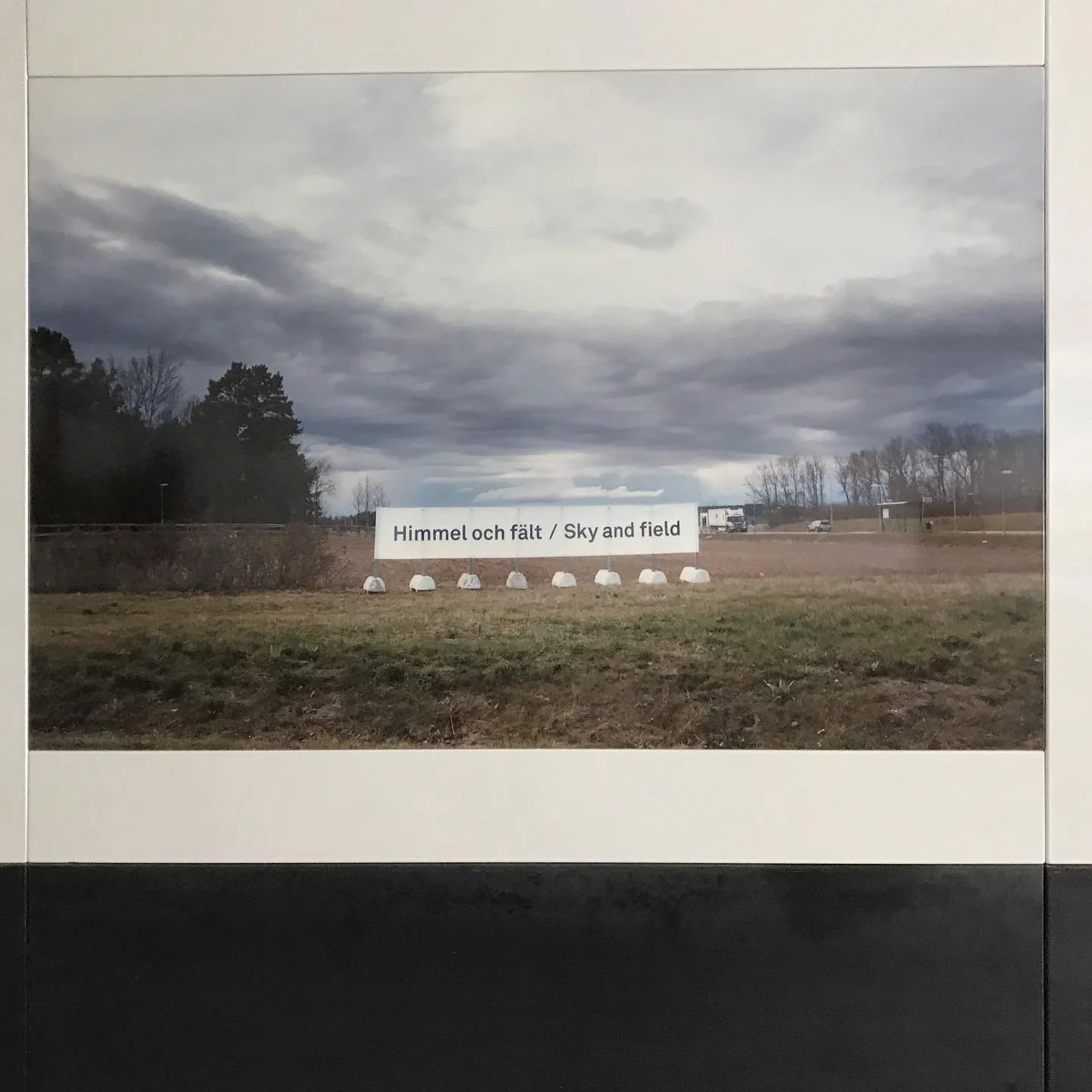 Emaljsystem med digitaltryck %22Vykort från Gränby%22 i Uppsala av My Lindh 2021 Detalj- %22Himmel och fält%22.jpeg