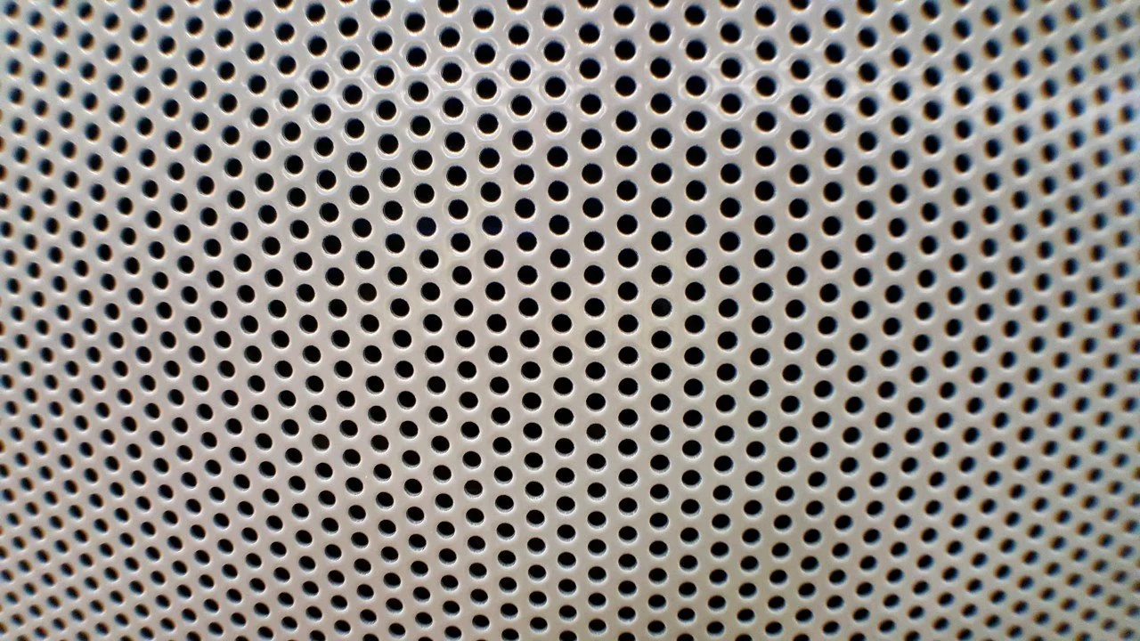 Detaljbild perforerad emaljkassett Station City och Station Odenplan, Stockholm 2017