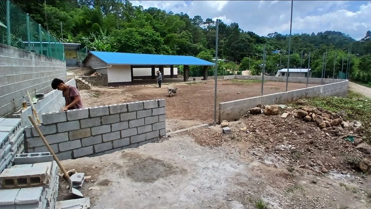 The guys continue to work on the whole activity center area and level the ground. Axel is continuing to learn how to lay blocks. (7/19/25)