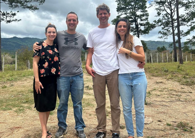 Vivien needed a new passport, so we traveled to Tegucigalpa, the capital of Honduras, which is about 4 hours away from us. They said it would take 1 day, but I still didn't trust Honduras. Fortunately, everything went very smoothly, and we had the pa