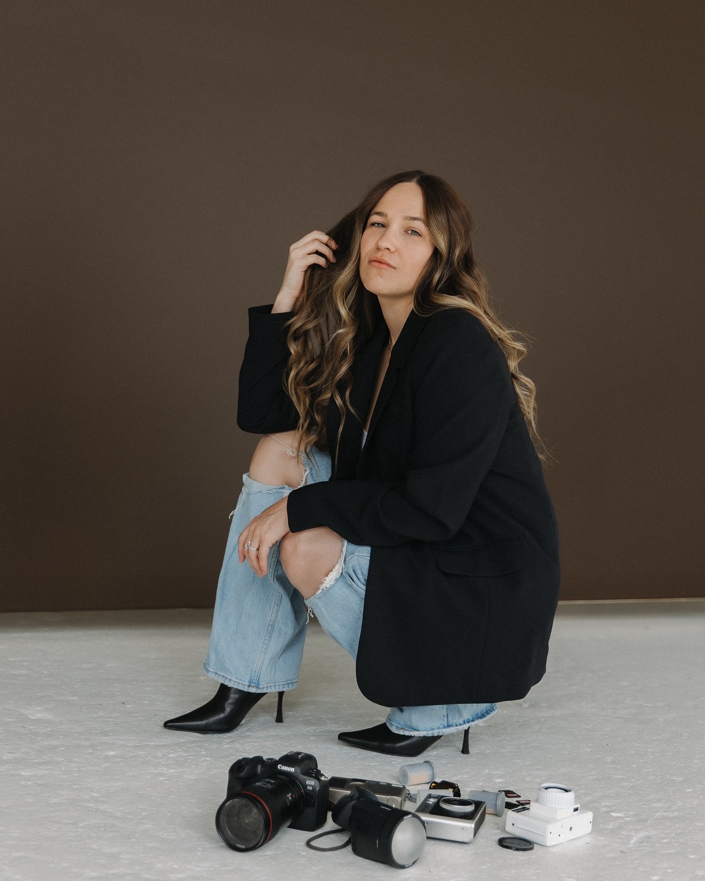 Allow me to reintroduce myself 🤎
My name is Emily. I&rsquo;m a traveling wedding, elopement and lifestyle photographer, studio owner, wife and new mama.

Whether you plan to elope or have an intimate wedding, I make sure your best memories are docum
