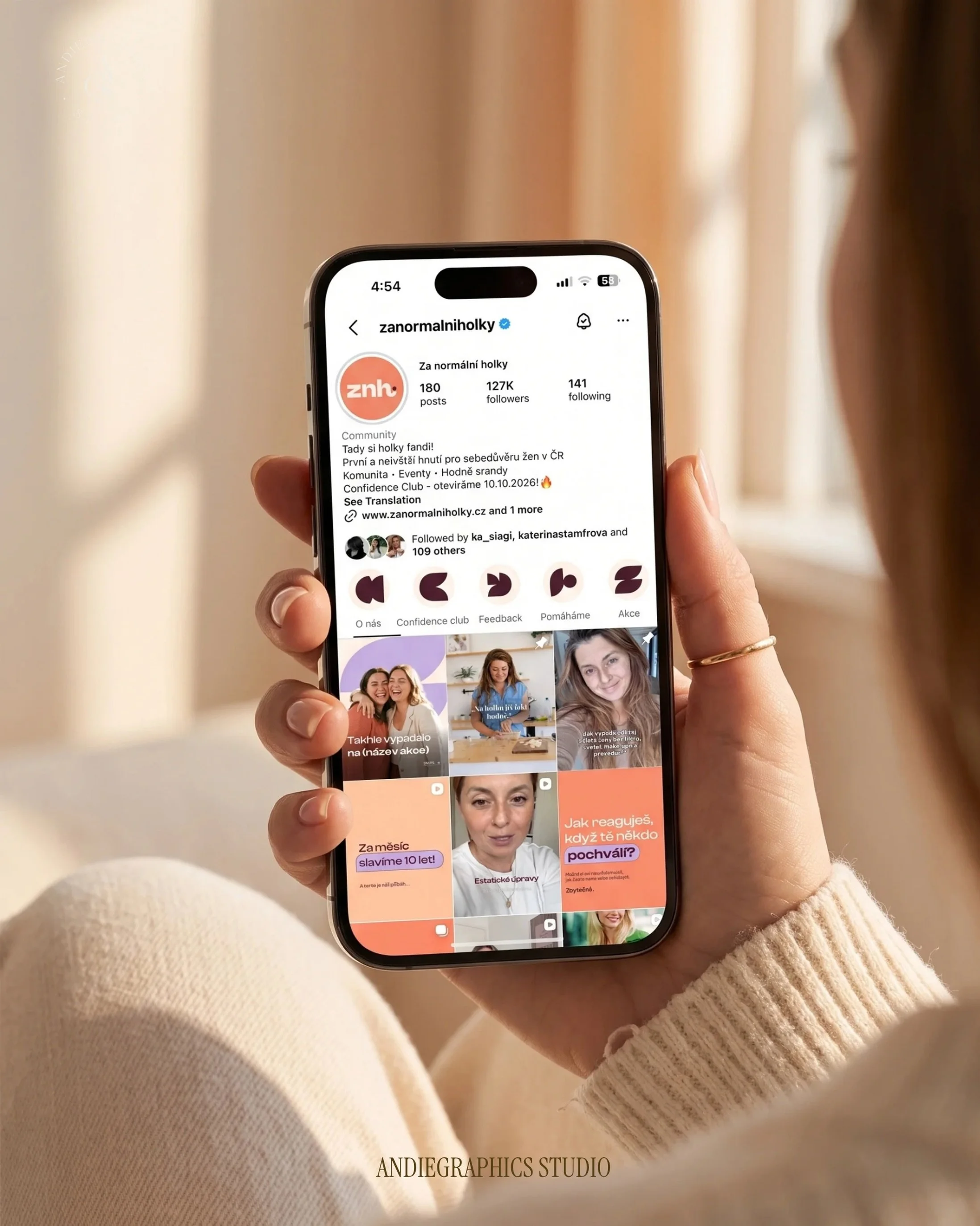 10 let a 127k Žen. A branding, kter&yacute; to unese.

Za norm&aacute;ln&iacute; holky nejsou jen profil na Instagramu. Je to komunita, kter&aacute; žije každ&yacute; den, v obsahu, v setk&aacute;n&iacute;ch i v tiskovin&aacute;ch.
Proto jsme nezač&i