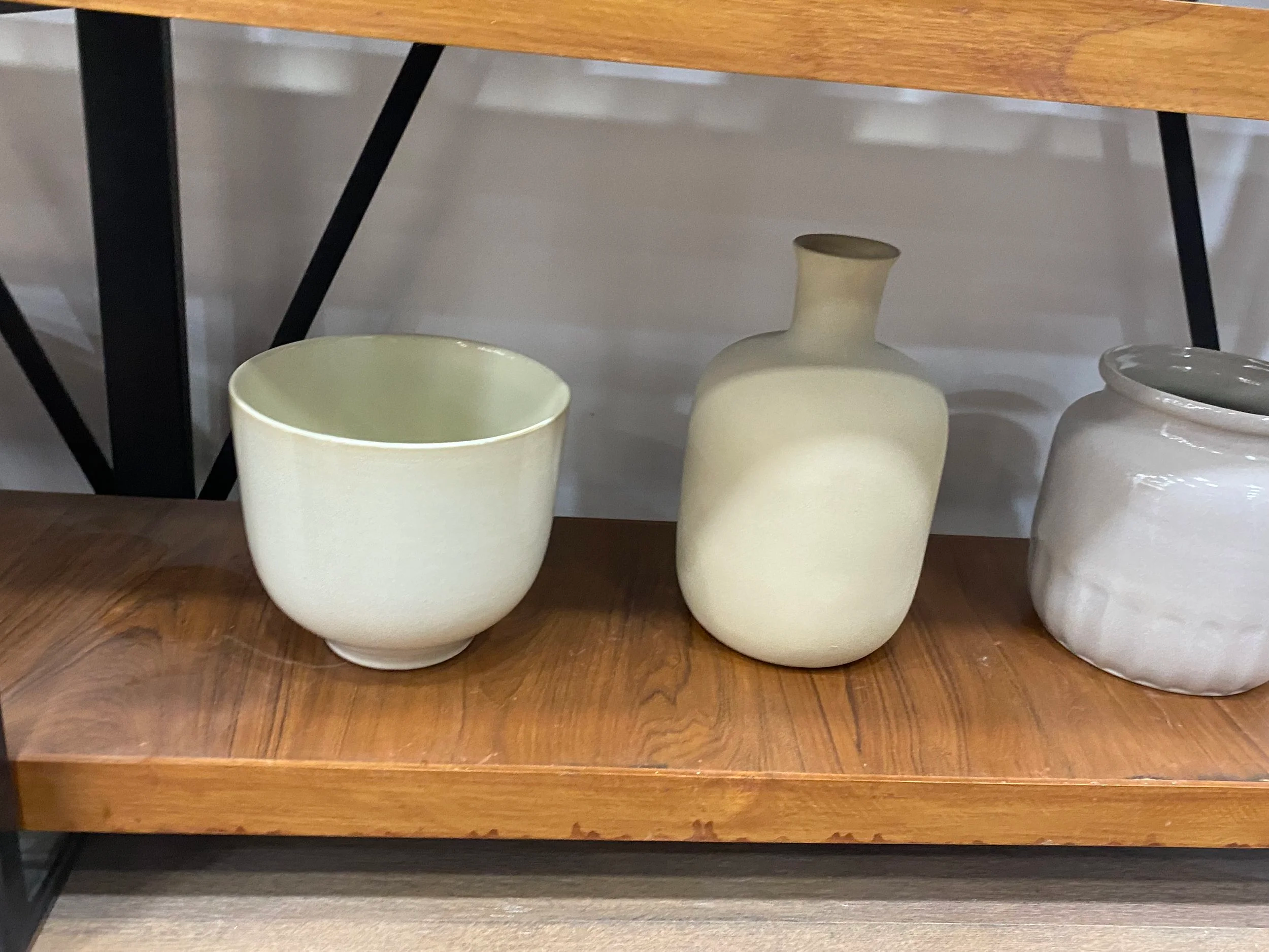 Ceramic vase for retail visual merchandising and hospitality-manufactured by Schwam Sourcing Supplier Platform.
