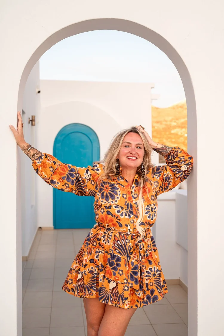 Shelley under a blue door, Amorgos