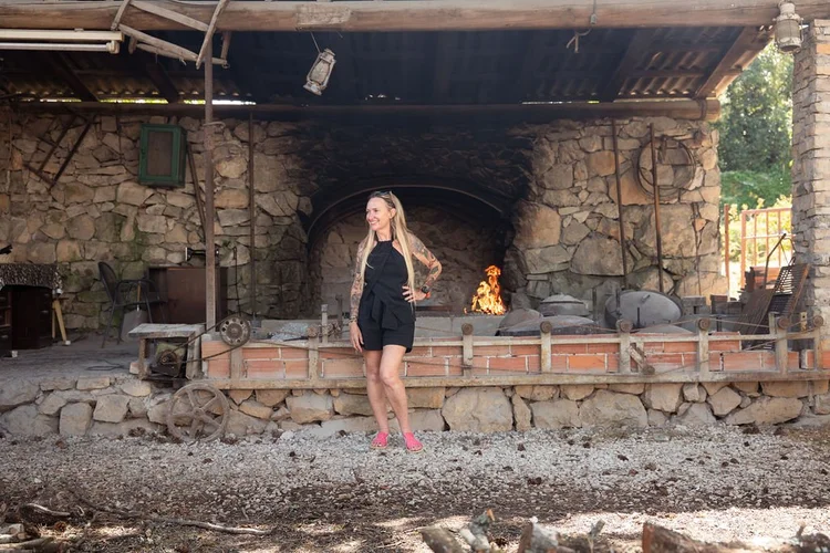 Island dinner by the fire