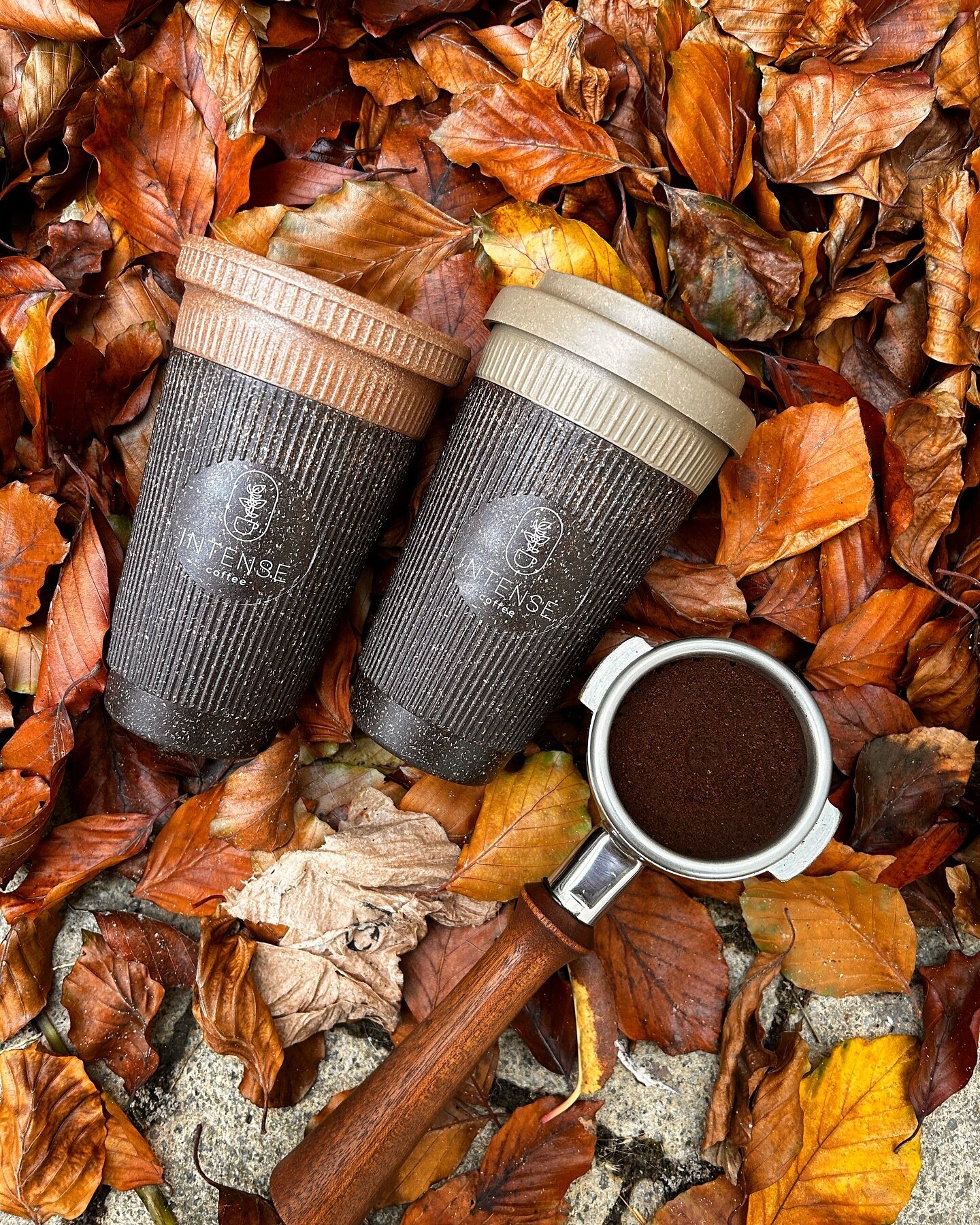 &bull;
Halli Hallo! 👋🏽
&bull;
What&lsquo;s poppin? We have news for the cozy season of the year 🍂🍁
&bull;
Grabbing a drink to-go and being sustainable at the same time has never been that sexy 😎
&bull;
These cups from @kaffeeform are made out of