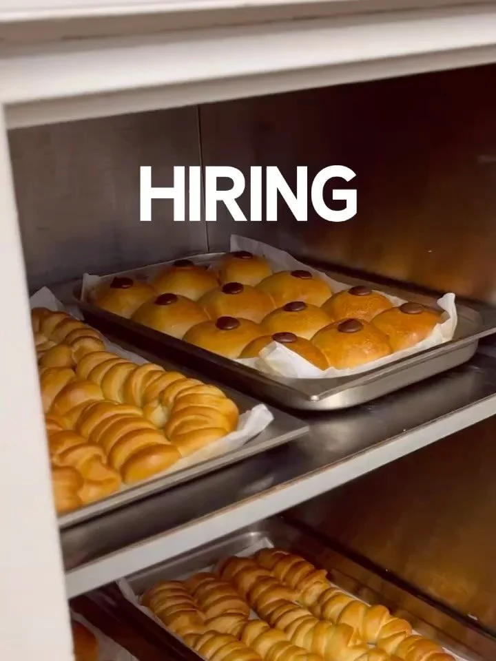 Heyyy food lovers! 👩&zwj;🍳👨&zwj;🍳
&bull;
We&rsquo;re looking for an awesome teammate to join our kitchen crew starting in October! 
&bull;
This is a 1-year adventure as our lovely colleague is going on maternity leave. 
&bull;
You&rsquo;ll be par