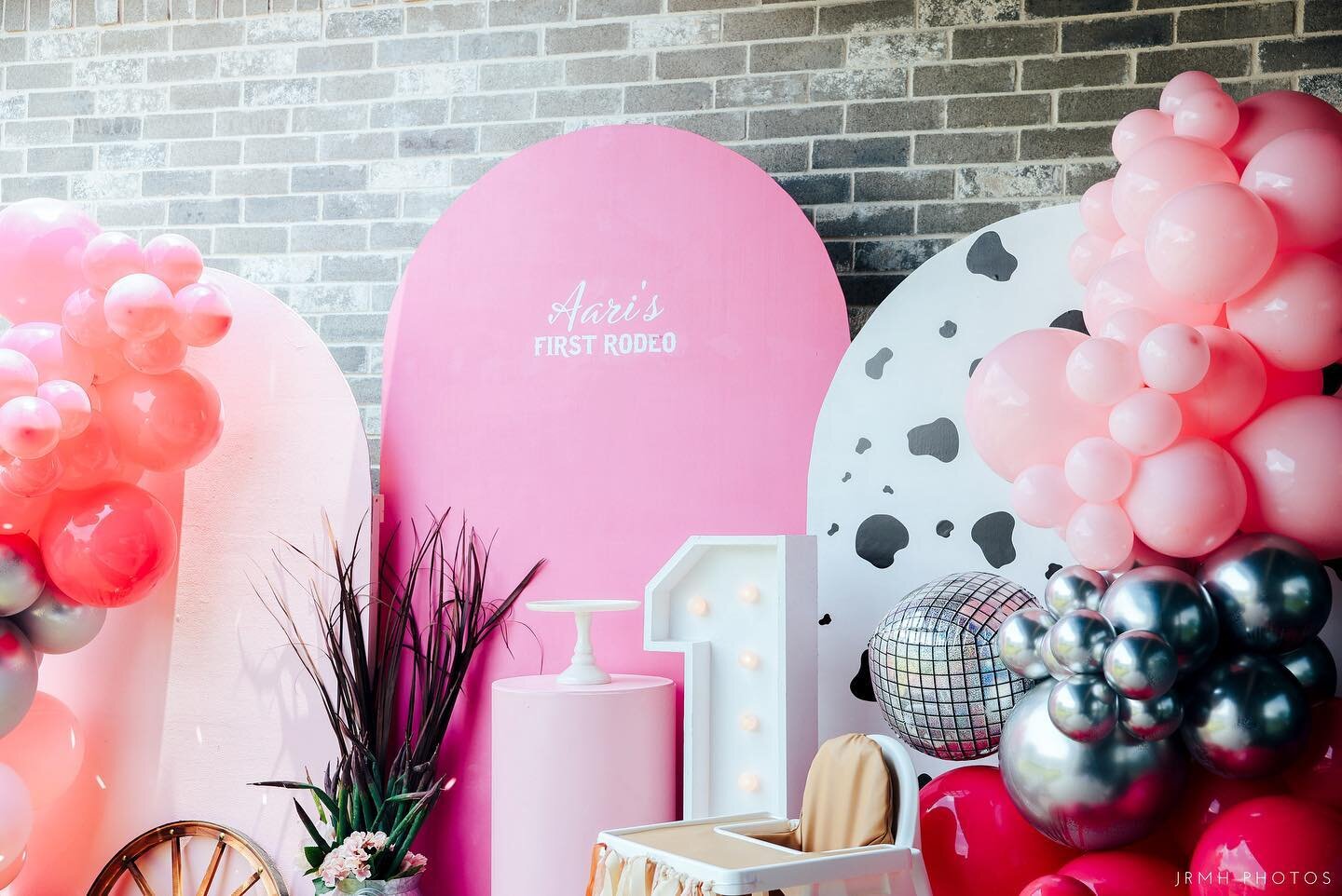 Aari&rsquo;s First Rodeo 💕

Decor @evangelinedesigns 
Photography @jrmhphotos 
Pink bounce house @letsbounceparty 
.
.
.
.
.
.

#birthdayparty #partyslate #vibes #birthday #decor #desserttable #instalove #instagood #iphonesia  #igdaily #bestoftheday