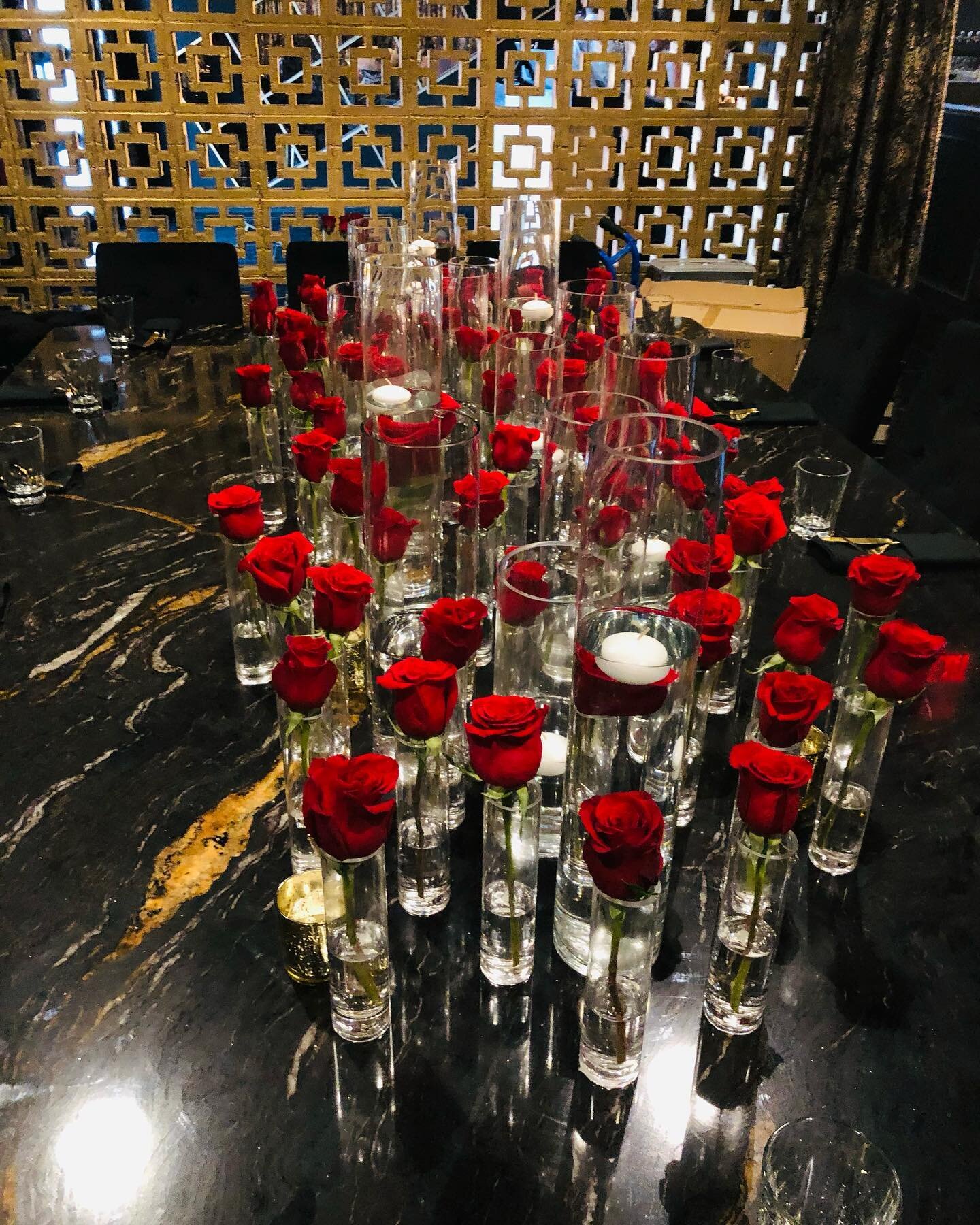 Roses &amp; Candles are always a perfect match. 🌹 🕯️
It&rsquo;s all about the details! 
.
.
.
.
.
.
.
#redroses #candlelight #romanticdinner #birthdayparty #partyslate #vibes #birthday #decor #desserttable #instalove #instagood #iphonesia  #igdaily