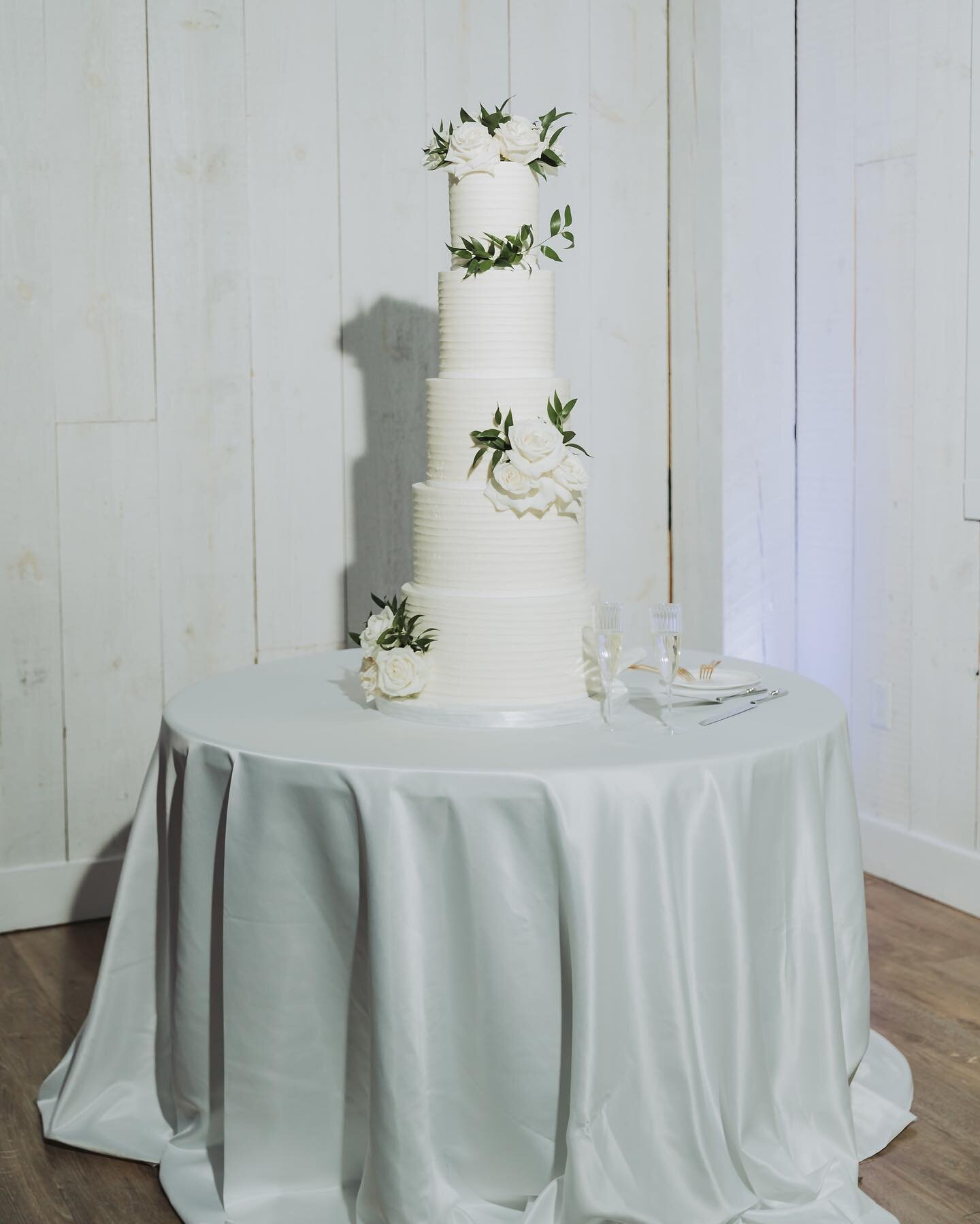 Life is always sweeter with wedding cake ! @mlopeztxrealtor 

Cake: @cakesbyginahou 
Photography: @diazphotography___ 
Florals : @evangelinedesigns 
Venue: @springsvenuewallisville 
.
.
.
.
.
#weddingcake #somethingblue #somethingbarrowed #weddingtra
