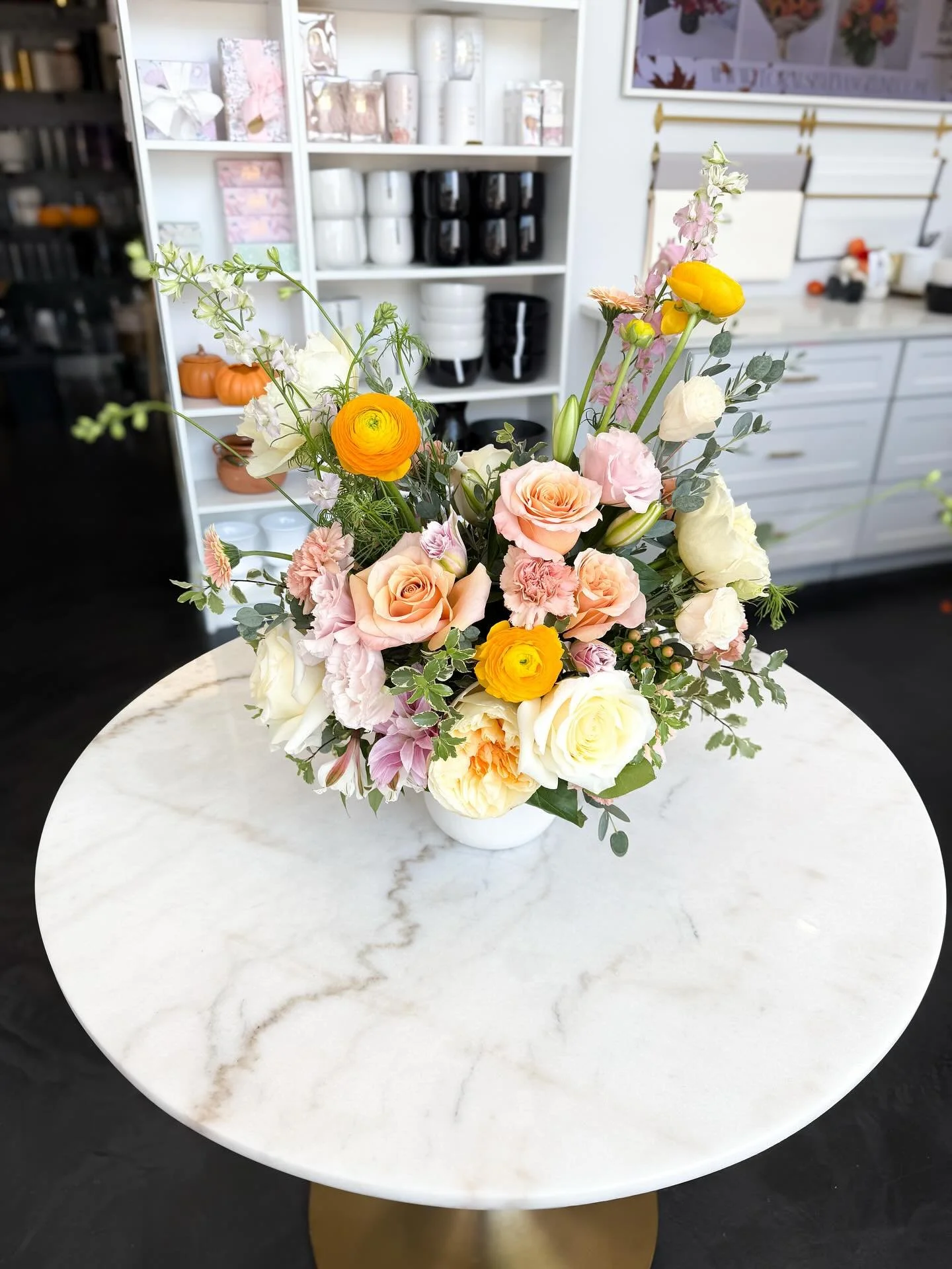 We can match the perfect color palette for any occasion. We have lots of pretty blooms ready to go in our cooler. 
📍 11200 Broadway St Suite 1190, Pearland, Tx 77584 
📞 832-805-4545 
👩&zwj;💻www.floralsbyevangeline.com

.
.
.
.
#floristnearme #fal