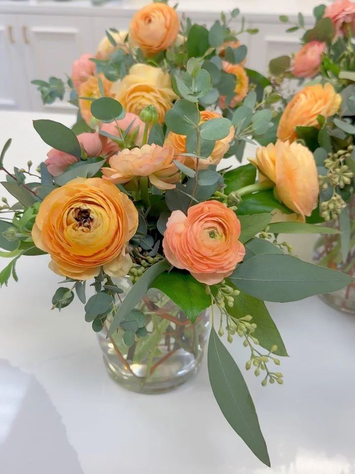 The beauty of these ranunculus is breathtaking. We love to make centerpieces for events 🧡
#pearlandflowershop #eventflorals