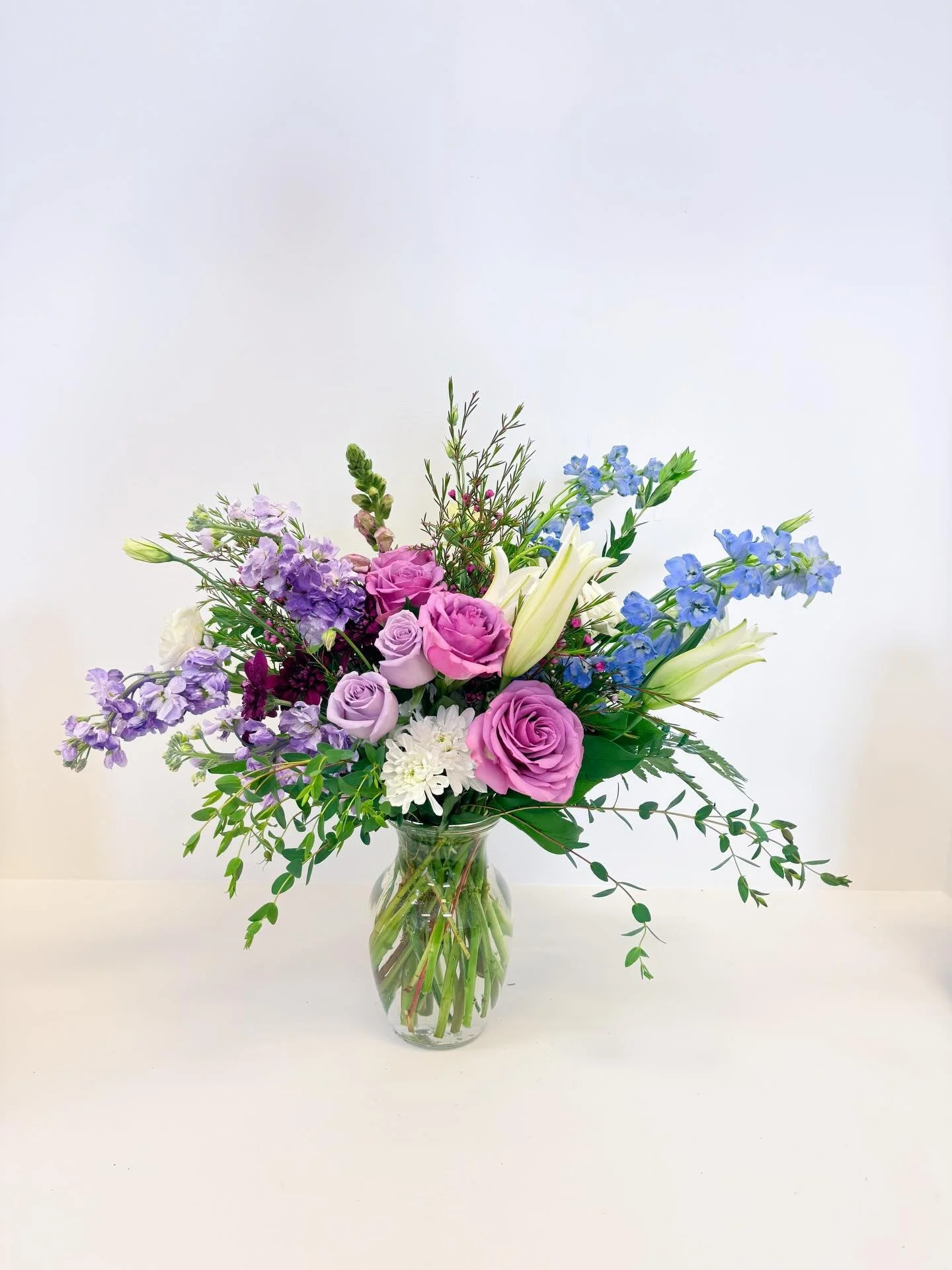 Serenity 💙 

.
.
.
.
#sympathyarrangements #freshflowers #delphinium