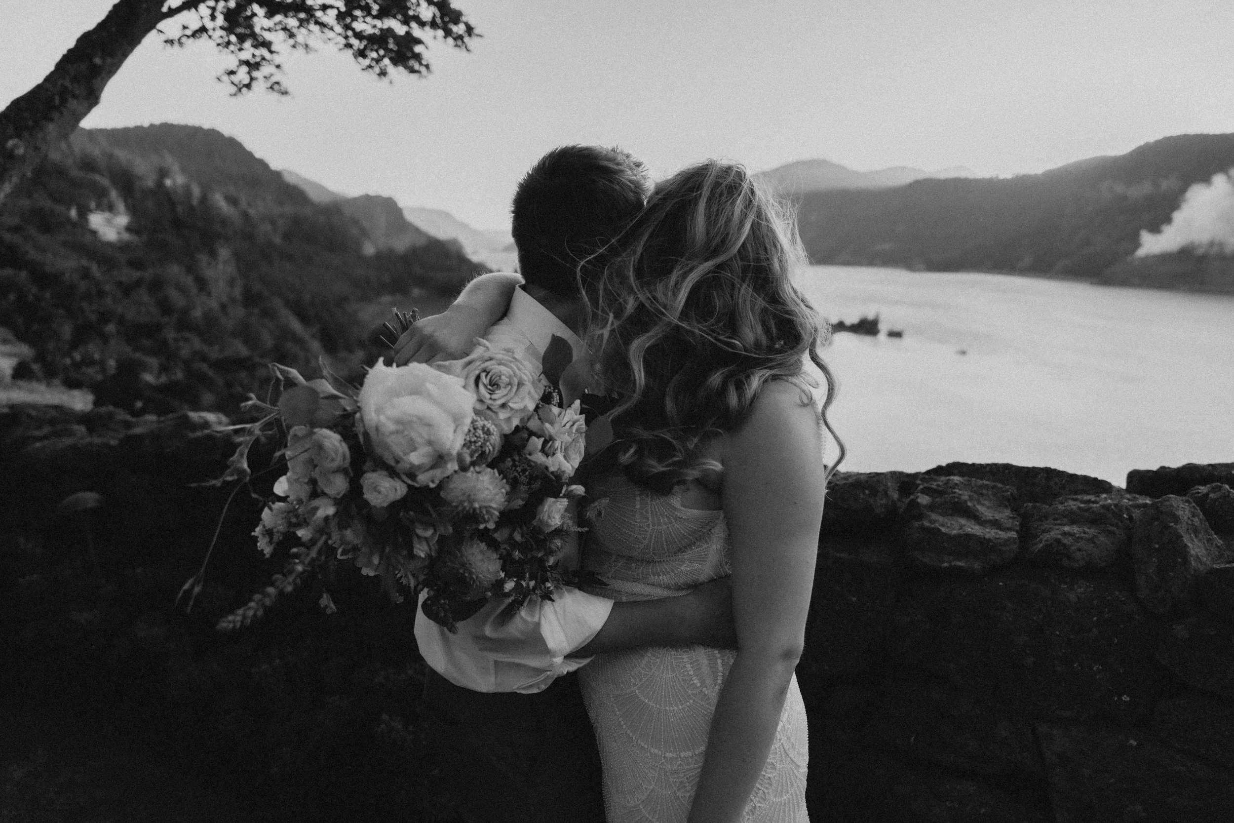 A July Wedding at The Griffin House in Hood River, Oregon