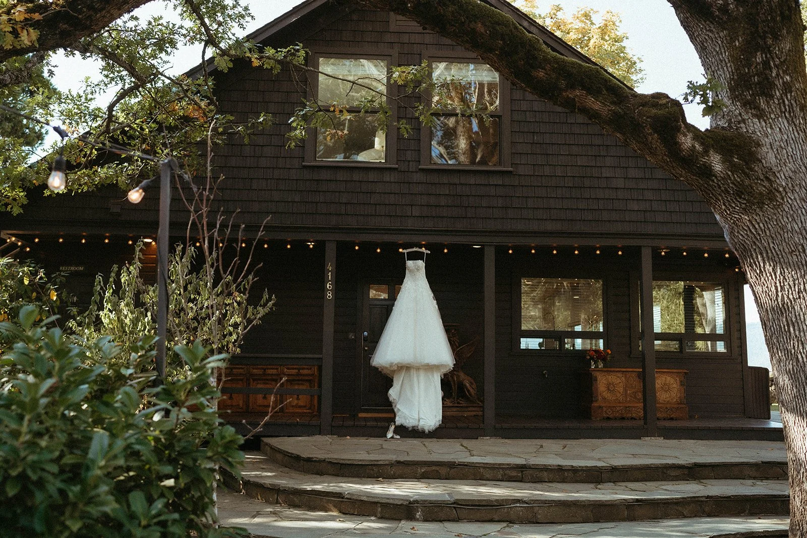 An Autumnal Wedding at The Griffin House in Hood River, Oregon