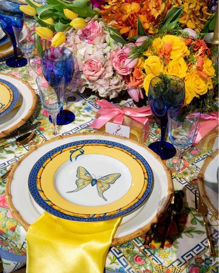 In 2022 my Lenox Hill Gala tablescape featured the stunning Stavely Park Trellis fabric by @scotmeachamwoodhome - but the story behind it makes it even more special. This gorgeous pattern was created from Scot&rsquo;s mother's beloved Rose Canton chi