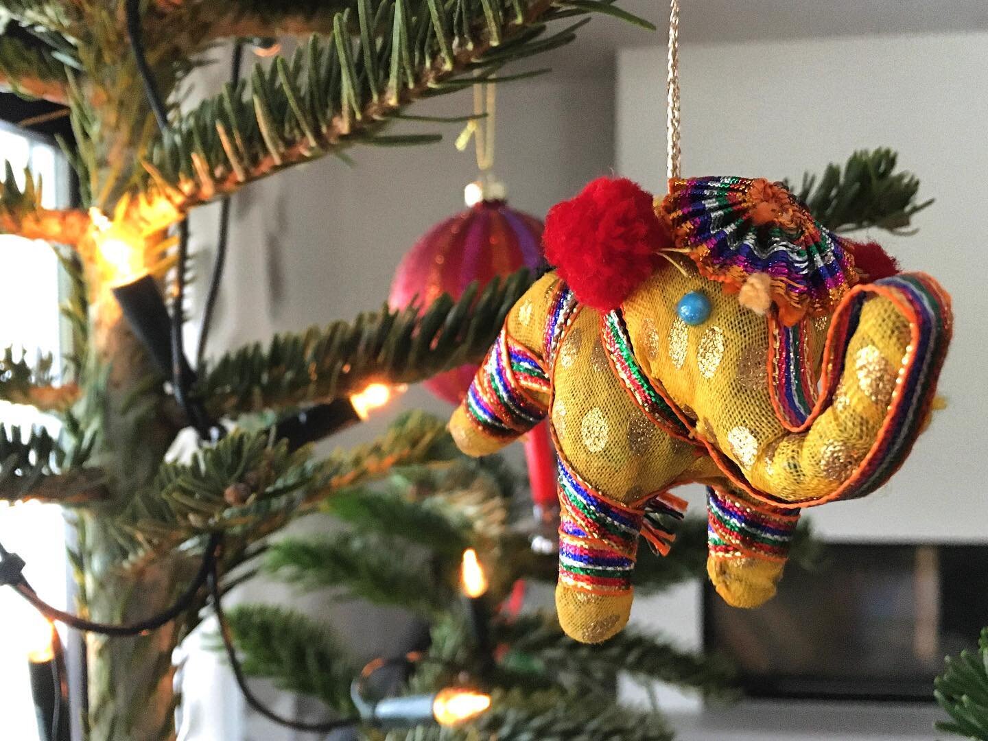 P&uuml;nktlich zu Weihnachten ist eine neue Sendung mit den bunten Elefanten aus Odisha in Deutschland angekommen. Auch am Weihnachtsbaum eine Freude🎄! In diesem Sinne: Fr&ouml;hliche Weihnachten an alle🙏🏻!