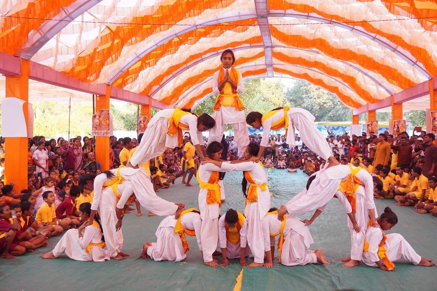 Einige hundert Menschen kommen jedes Fr&uuml;hjahr im Ashram zusammen um die Jahresfeier der Schule zu verfolgen, Eltern der Sch&uuml;ler*innen, Anwohner*innen aus den umliegenden D&ouml;rfern, Menschen aus Politik und Medien und h&auml;ufig auch int