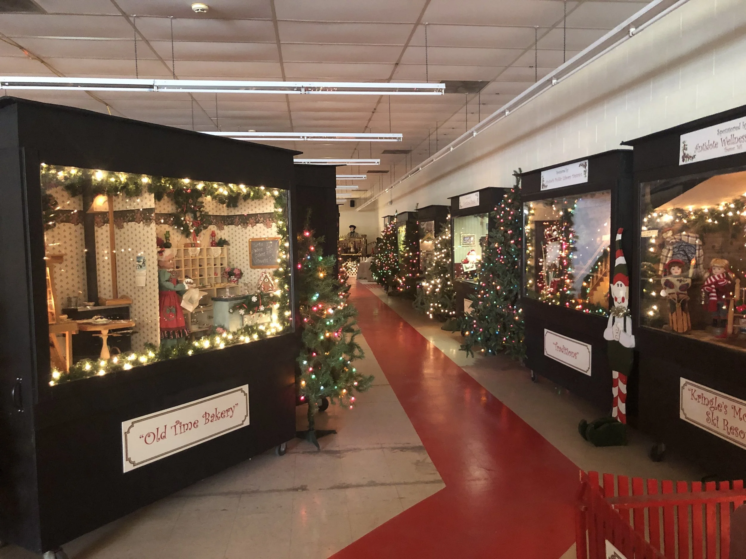 Kringle's &amp; Dickens Christmas Village