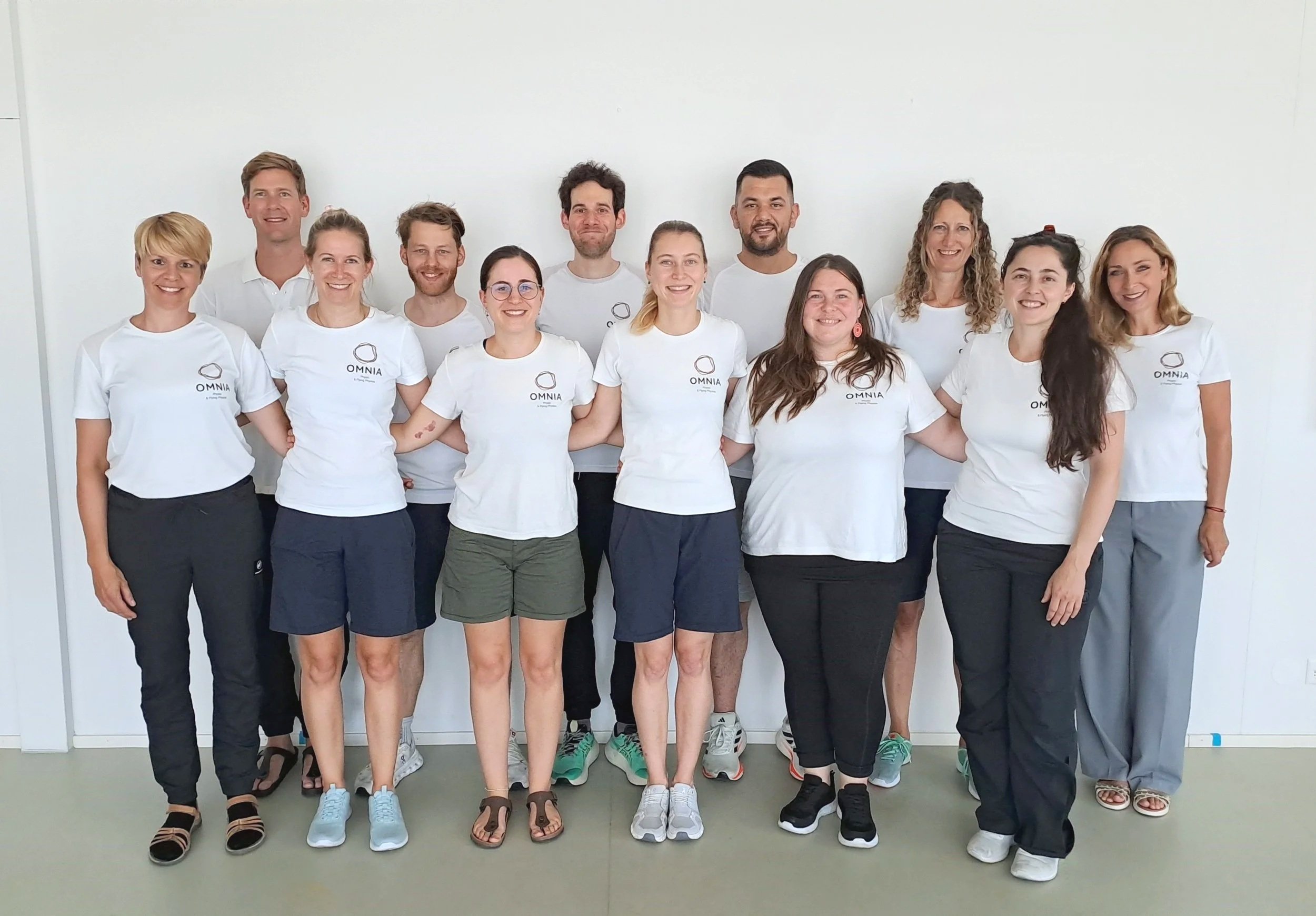 Teamfoto+OMNIA+Physio+Oberwil.jpg