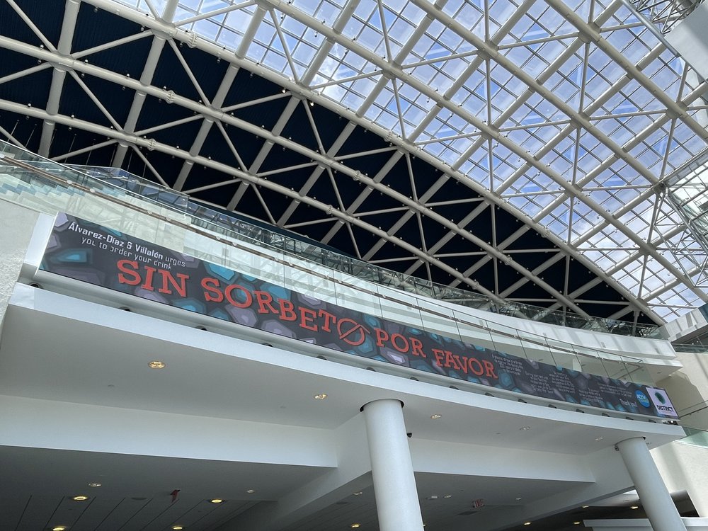  “Sin Sorbeto Por Favor” banner at Convention Center 