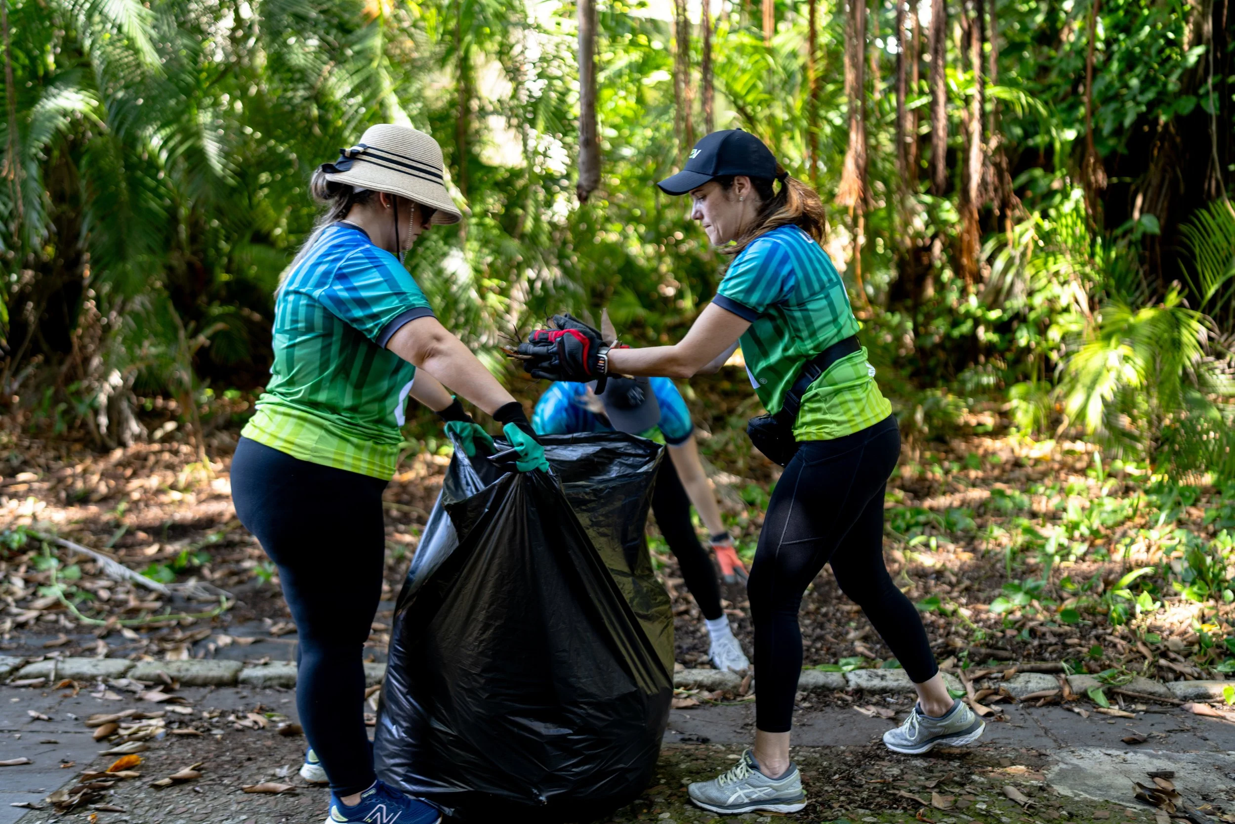 AD&V team cleaning up & picking up trash.