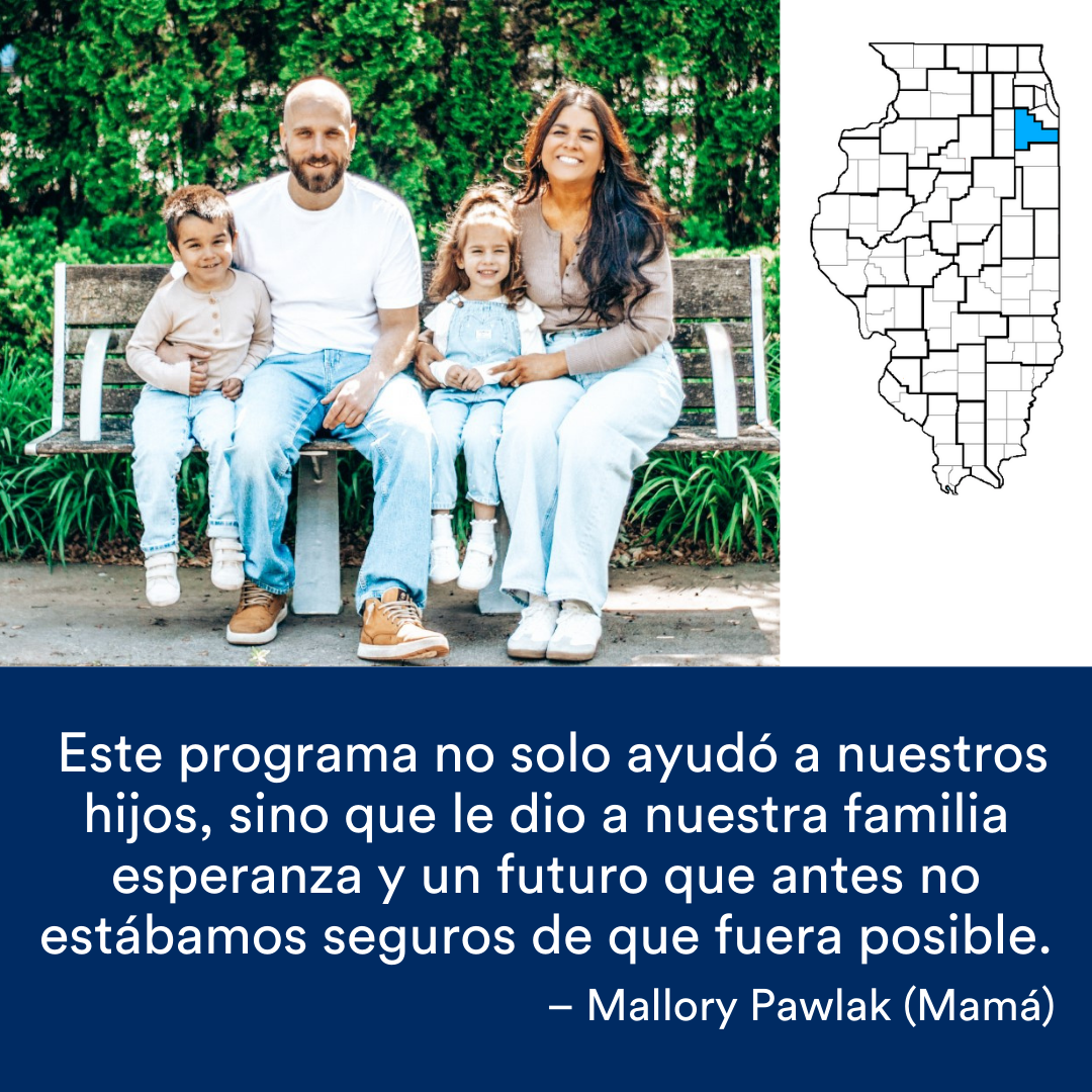 Una familia de cuatro personas sonríe sentada en un banco. Una cita de la historia se encuentra al final. El mapa de Illinois con una región resaltada en azul está a la derecha.