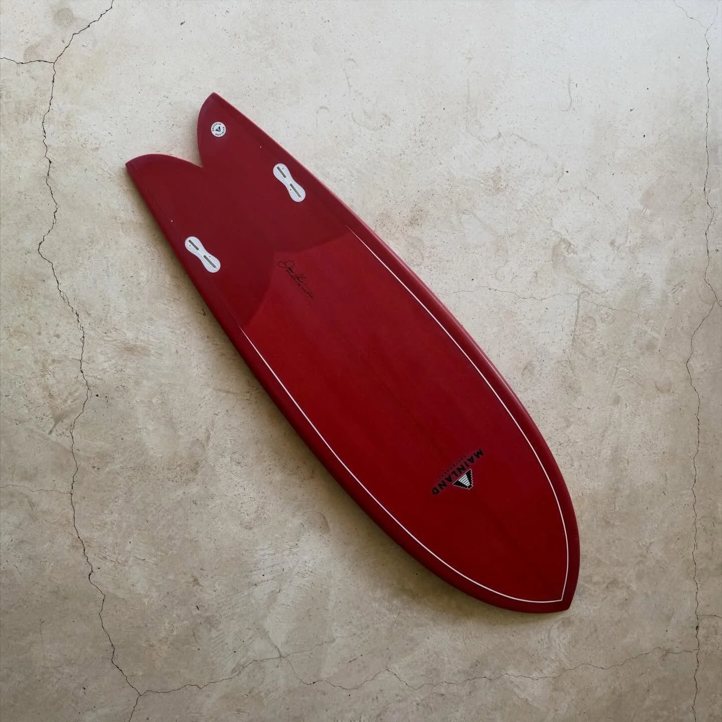 Fishy shape with an oxidized red resin tint and white pin line. We call this our wave catching machine. Inspired by a classic outline from the 70s, our Fishy model comes with a deep single concave channeling the water from the front of the surfboard 