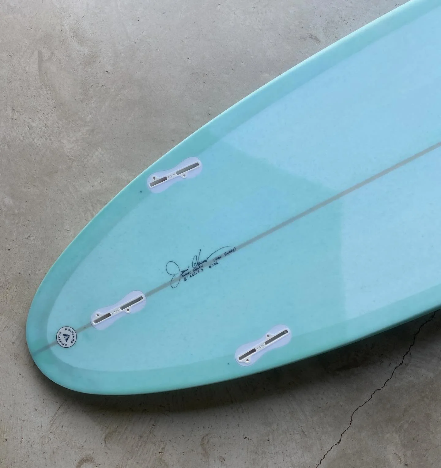 Fun shapes han sido uno de los m&aacute;s populares &uacute;ltimamente. Aqu&iacute; es un 8&rsquo;0 con resina de color turquesa. Podemos personalizar la forma, tama&ntilde;o y color de la tabla a tu gusto. Este shape es para surfistas desde principi