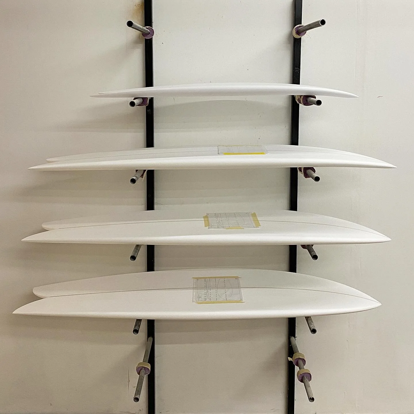 Nuestras tablas est&aacute;n hechas en Sayulita. Haz una cita para ver c&oacute;mo se elaboran y dise&ntilde;a tu pr&oacute;xima y posiblemente tu primera tabla personalizada - env&iacute;anos mensaje para agendar cita 

Our surfboards are made in Sa