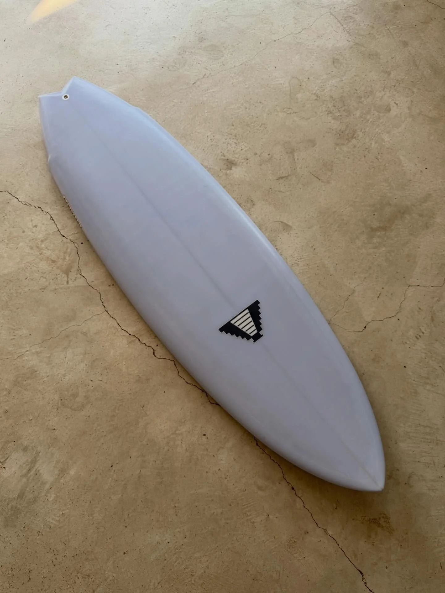 Est&aacute; tabla es ideal para quienes buscan pasar a una tabla corta o para quienes no buscan &ldquo;remar&rdquo; tanto mientras surfean, pero a&uacute;n as&iacute; mantener el aspecto de una tabla corta. Con la mayor parte del volumen en la punta,