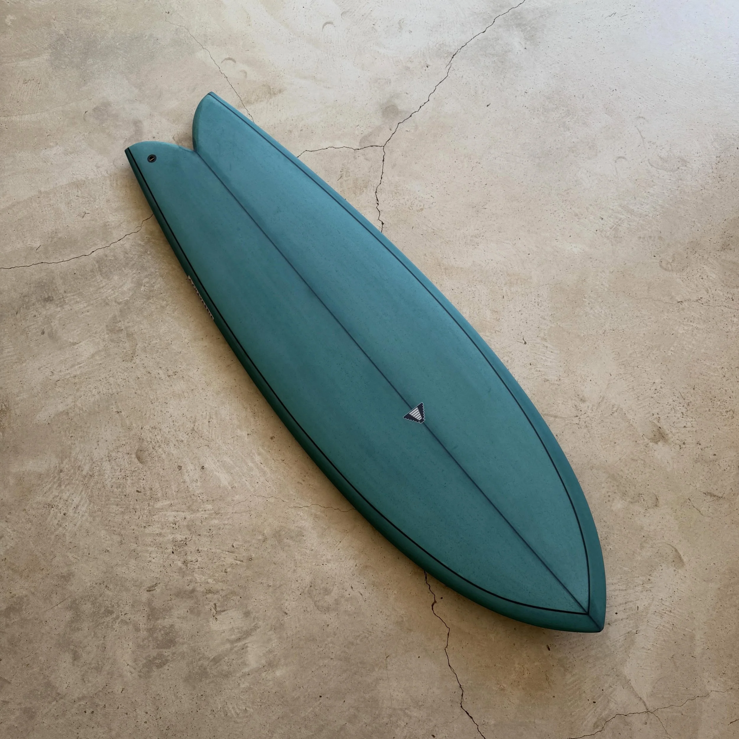 Un vistazo m&aacute;s de cerca a nuestro &uacute;ltimo modelo Fish.

A closer look at our latest Fish model.

.

.
.
.
#mainlandsurfboards #surfboards #surftrip #sayulita #customsurfboards