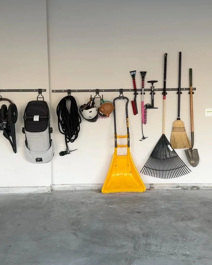 This elfa garage track deserves its own post ✨

What better way to organize then to get everything off of the floor and creating an easy access to things!

@limonjaa has a beautiful garage space that we have been working on - installing those tracks 
