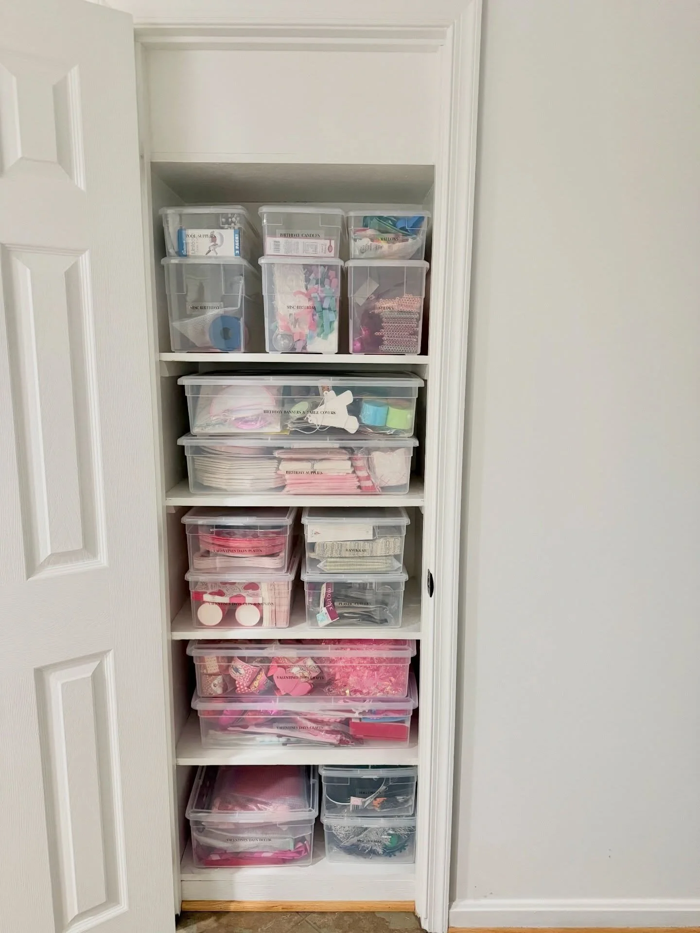 Let&rsquo;s talk hosting 💐

Who doesn&rsquo;t love a dedicated hosting closet to get started?!

From plasticware to birthday supplies, having a home for everything makes hosting feel effortless&mdash;and way more fun ✨

No more last-minute scramblin