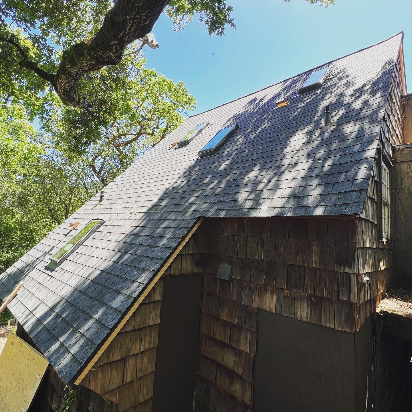 Aannnd&hellip; we finally have a roof! North side. 
.
#roofing 
#roofingcontractor 
#roofinglife 
#roofingcompany 
#roofingcontractors 
@gafroofing 
#gaf 
#gafroofing 
#velux 
#veluxskylights 
@velux 
@veluxusa 
#saltbox 
#saltboxhouse 
#saltboxhome 