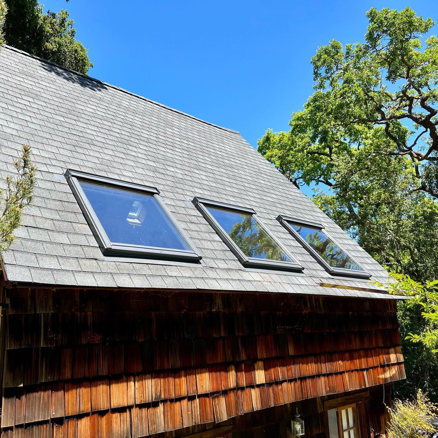 Roof continued&hellip; south side.
.
#roofing 
#roofingcontractor 
#roofinglife 
#roofingcompany 
#roofingcontractors 
@gafroofing 
#gaf 
#gafroofing 
#velux 
#veluxskylights 
@velux 
@veluxusa 
#saltbox 
#saltboxhouse 
#saltboxhome 
#capecodstyle 
#