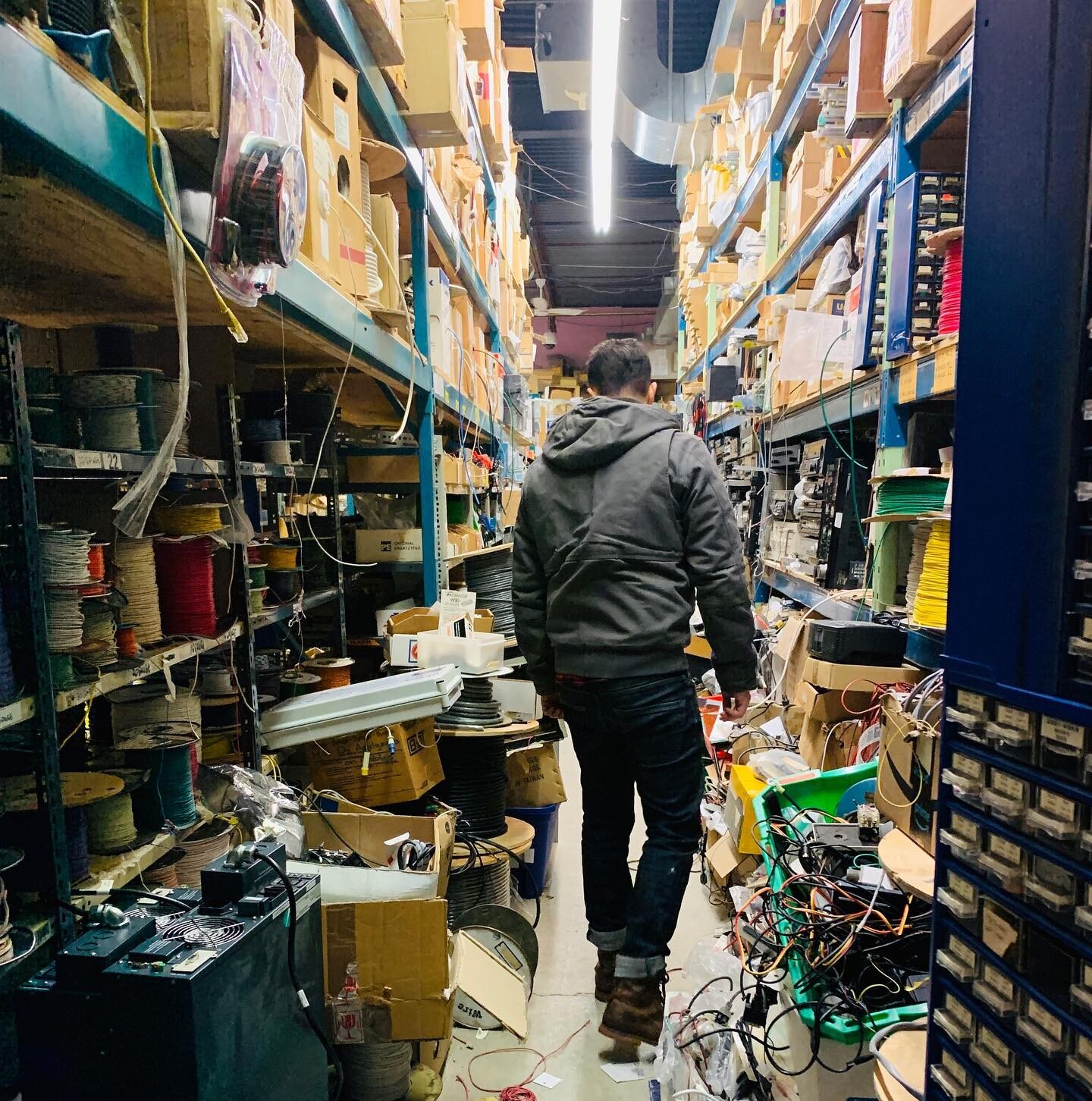 Nothing like a clean surplus electronics shop!
.
.
.
.
#cleaning #electronics #diydecor #hunting #diy