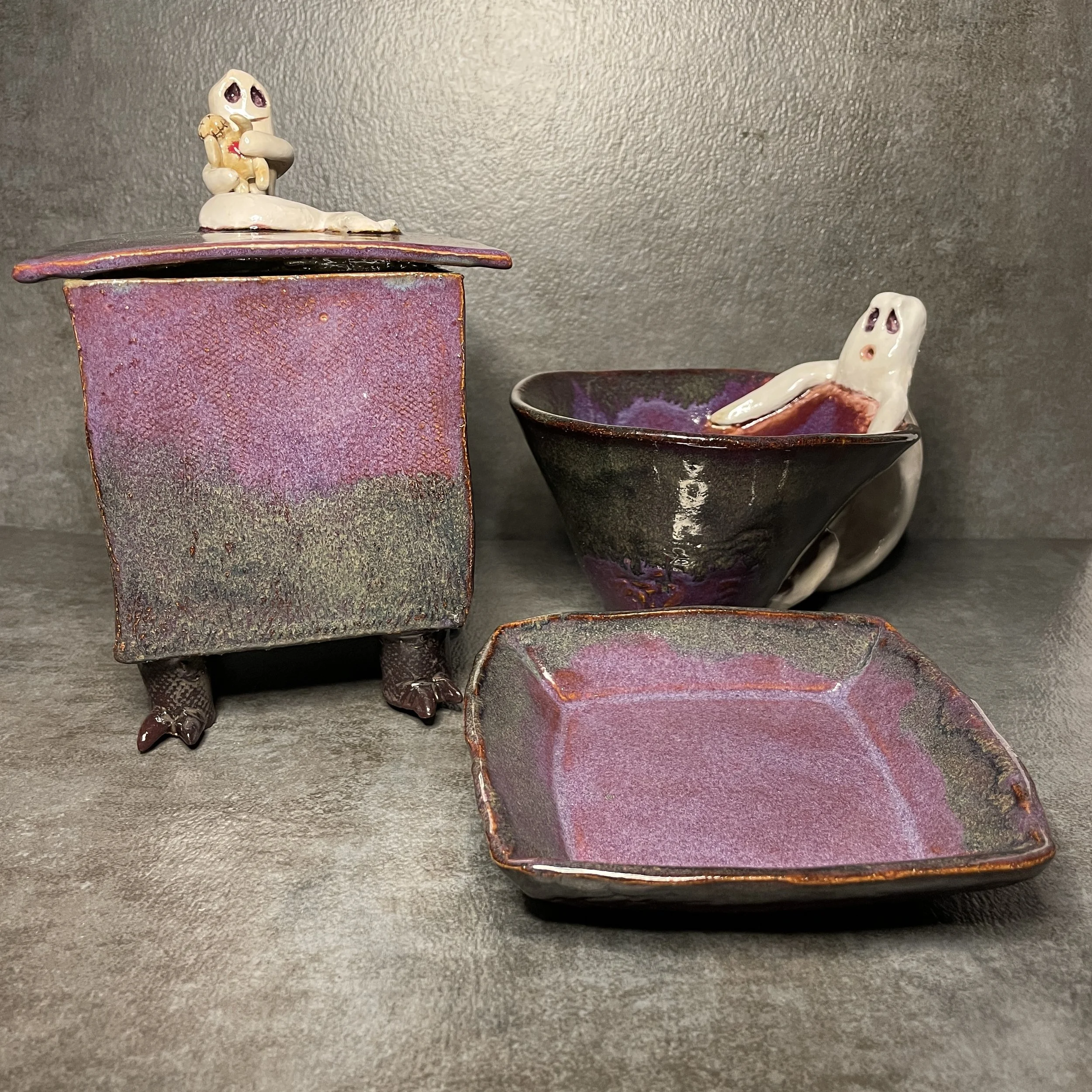Teacup with saucer and tea container, stoneware with glaze, 2021