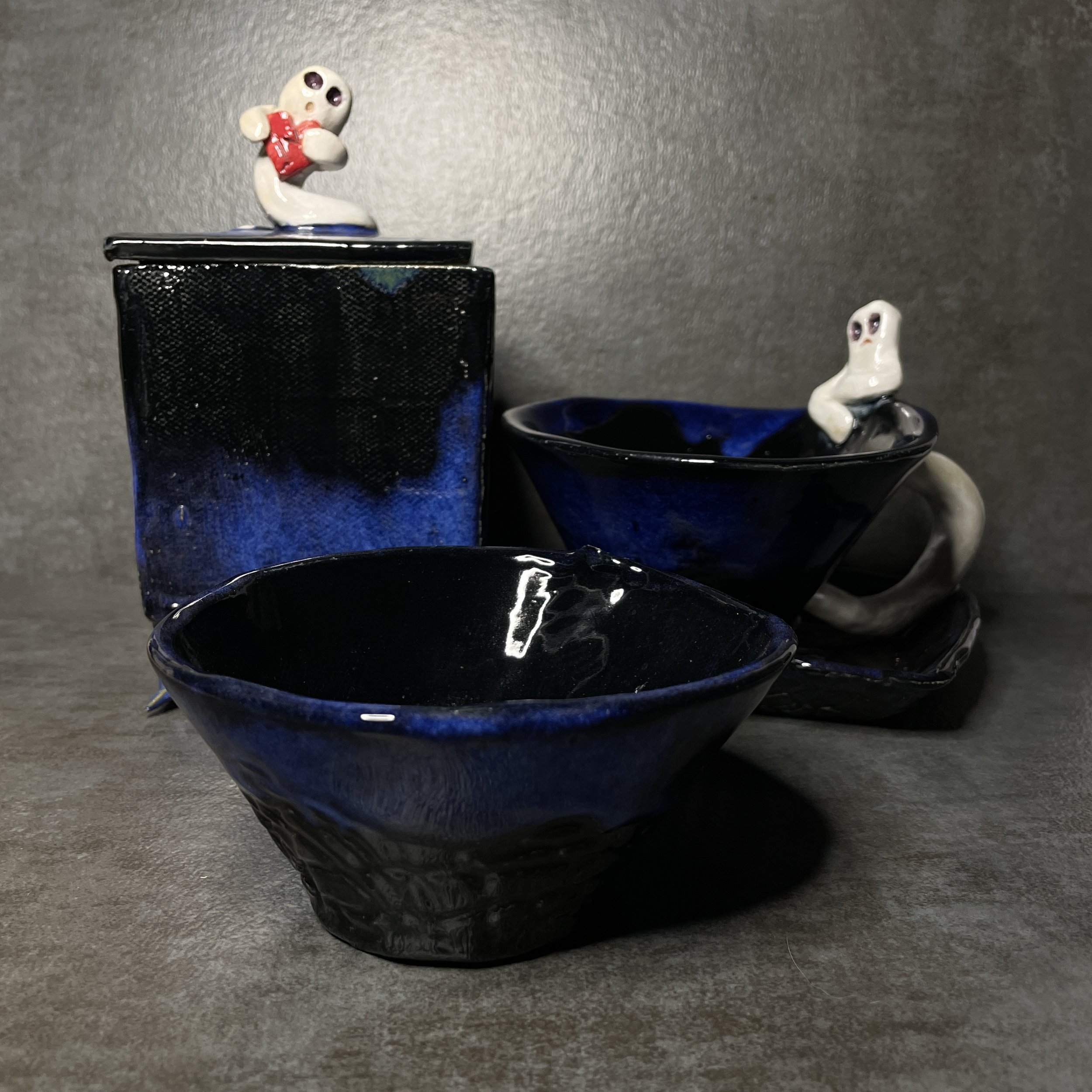 Teacup with saucer and tea container, stoneware with glaze, 2021