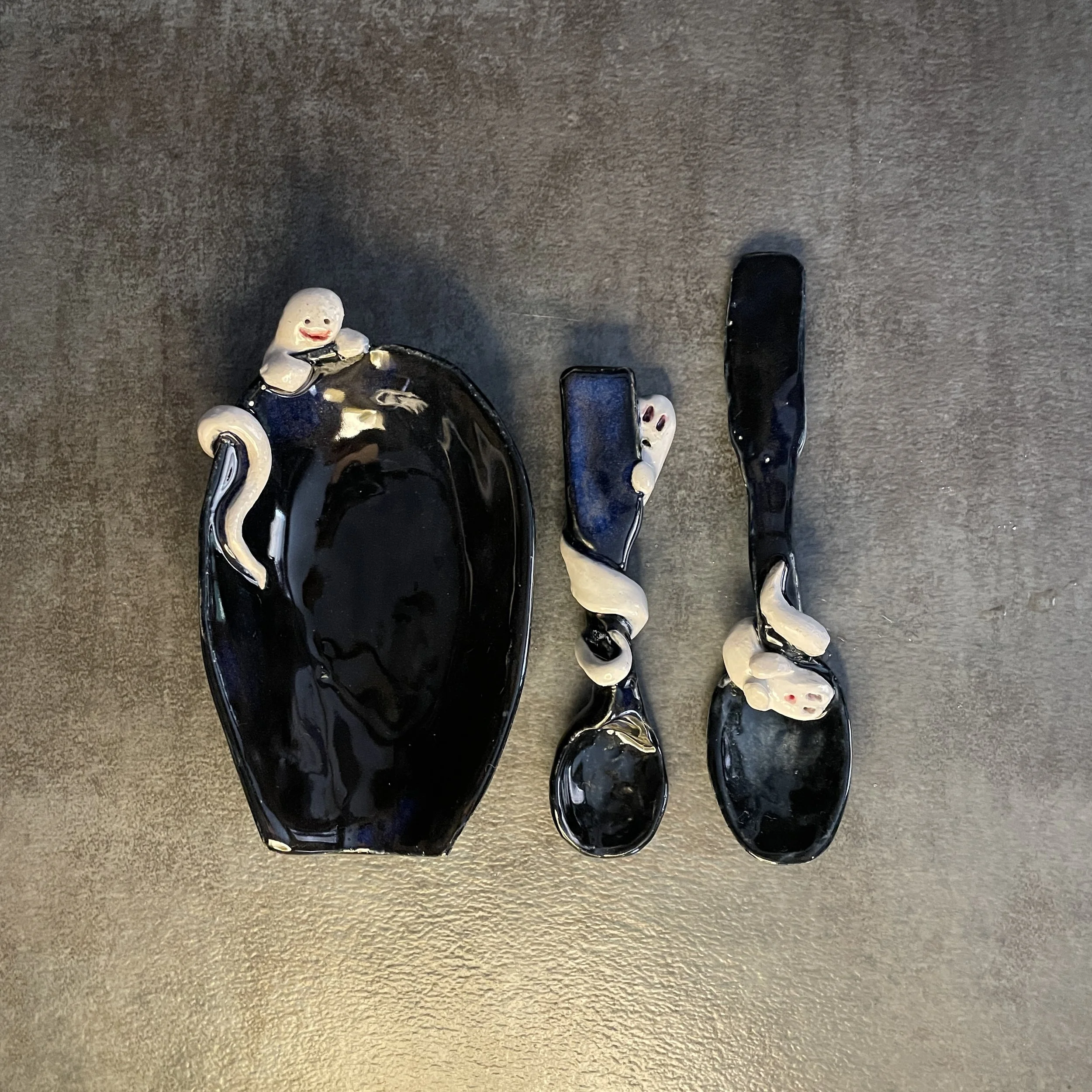 Spoons with spoonrest, stoneware with glaze, 2021